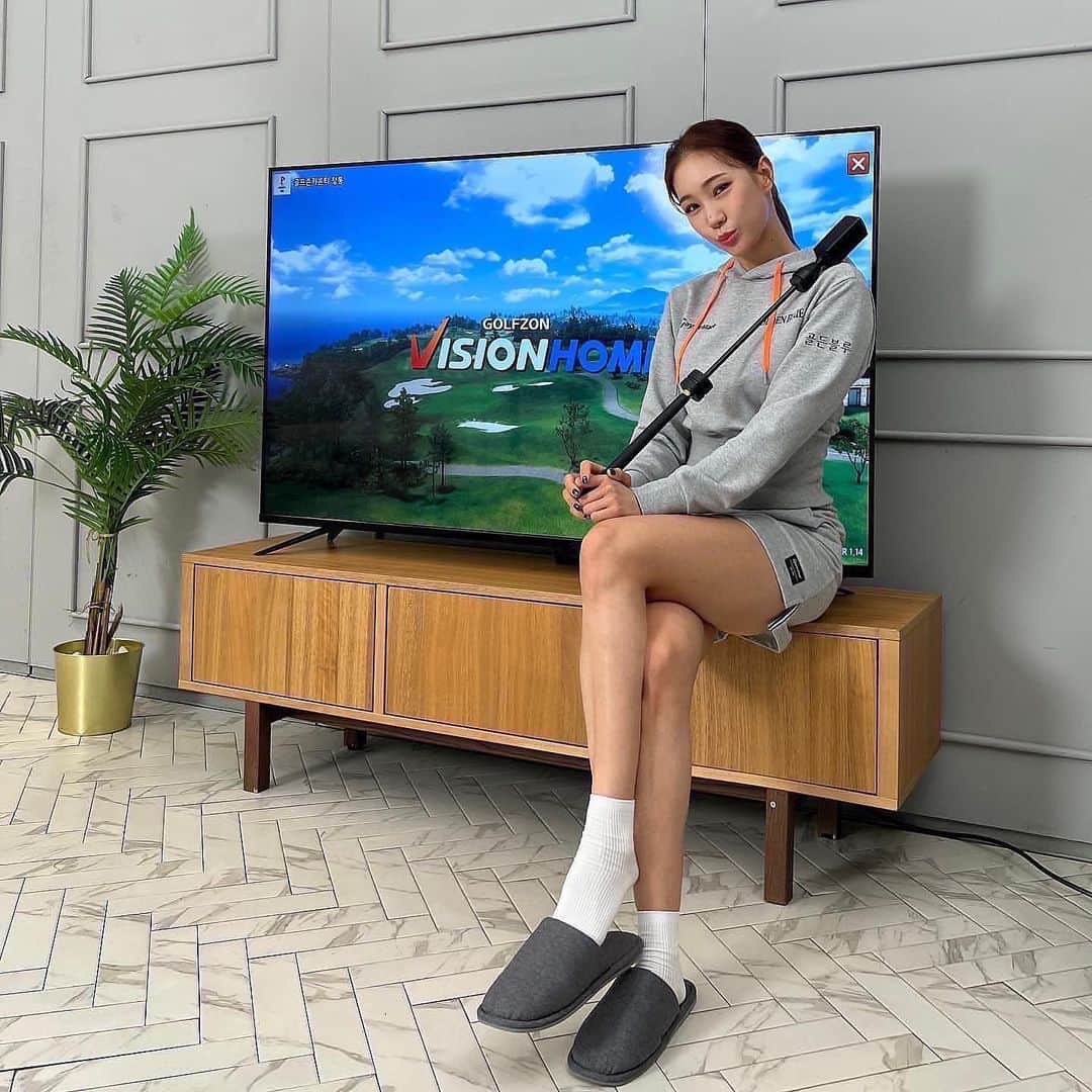 ユ・ヒョンジのインスタグラム：「_ 이제 집에서도  스크린골프 즐길수있다는거, 다들 알고계시나요? _ #골프존 #비전홈  @visionhome_official  @golfzon_official」