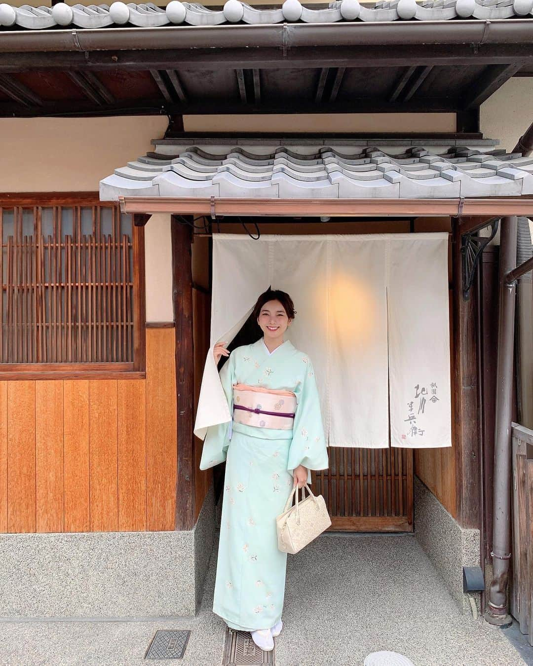 村上瑠美奈さんのインスタグラム写真 - (村上瑠美奈Instagram)「祇園の街歩きも楽しかったな☺️⛩  お着物と祇園の街並みが当たり前だけどマッチし過ぎて😂 毎回お着物で歩きたい🇯🇵👘♡  抹茶や和紅茶とペアリングのスイーツを頂きました🍡  #祇園#京都#祇園カフェ#京都着物レンタル」3月30日 18時35分 - ruminamurakami