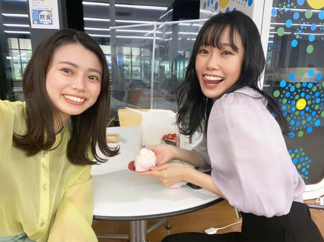 KSBアナウンサーさんのインスタグラム写真 - (KSBアナウンサーInstagram)「🎤 こんばんは。野口真菜です！  取材先でケーキのおいしさに感動して…🌸 帰社後、おたきにおすそわけしました😳 おいしそうに食べてくれてうれしかったです🤤✨ (もしかしたら、オフショットのツーショットを載せるのは初めてかもしれません…！？🤍  コロナ禍入社で、なかなかくっついて写真を撮れないわたしたち🥺 ３年目こそはソーシャルディスタンスを気にせずに過ごせるよう願っています✨)  ちなみに、こちらのケーキは 高松市の「シカ」さんのものです✨ 今週金曜日の「ググッと。瀬戸内」で ご紹介する予定ですので ぜひチェックしてみてください🌸  ※写真撮影時のみマスクを外しています  #ググッと瀬戸内 #NewsParkKSB #ニュースパークKSB #ニュースパ  #ケーキ #スイーツ #おすそわけ #香川スイーツ #香川カフェ #高松スイーツ #高松カフェ  #5ch #KSB瀬戸内海放送 #岡山 #香川 #okayama #kagawa #野口真菜 #アナウンサー #女性アナウンサー #女子アナ #テレビ局」3月30日 18時39分 - ksb_announcer