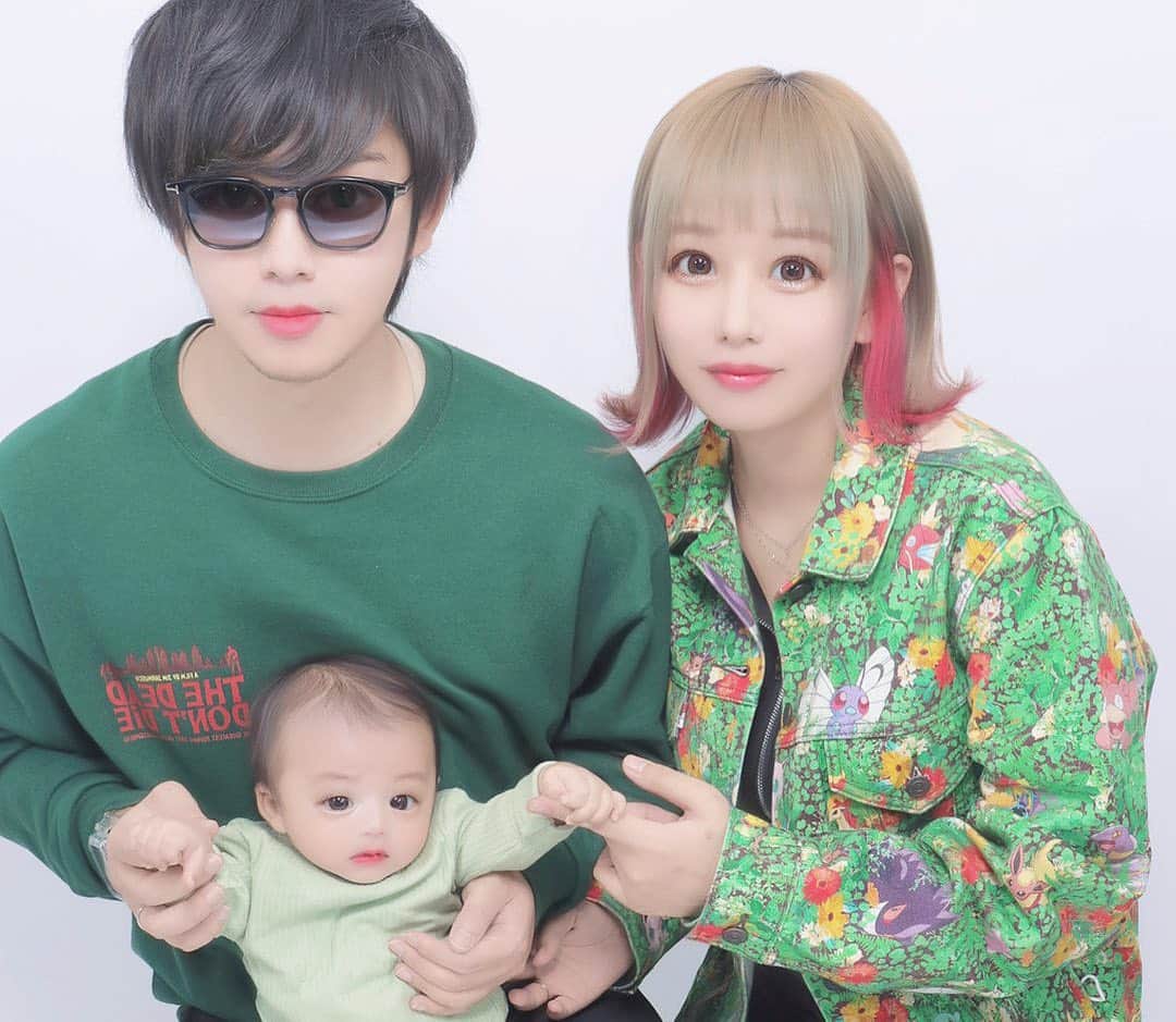 橋本からあげのインスタグラム：「꙳ 生後２ヶ月🫶🏻 ⁡ ⁡ ⁡ スーパーにお買い物に行った帰りに ささっと記念にプリクラ撮ってみました🫥 ⁡ 最近のプリクラは椅子なんてあるのね、 すごいや〜(^.^)となりながら 改めて息子くんの成長に驚くまっまとぱっぱです ⁡ 生まれた時の倍の体重だし 目も合わせてくれるようになってきて たまに笑います、🫠 ⁡ なんか楽しかったから 来月も撮るぞ！の気持ちで 有料会員になったよ✊🏻笑 ⁡ ⁡ ⁡ ⁡ #ママ #育児 #出産報告 #出産記録 #新生児 #妊婦コーデ #妊婦 #妊娠 #生後2ヶ月 #マタニティコーデ  #プレママさんと繋がりたい #ママコーデ #ママファッション  #ダイエット #痩せたい #男の子ママ #男の子ベビー #ベビー服 #子供服 #赤ちゃんのいる暮らし #赤ちゃん用品 #子育て #子育てグラム  #こどものいる暮らし #ベビー用品 #スキンケア  #ハイトーン #美容整形 #美容好きな人と繋がりたい #プリクラ」