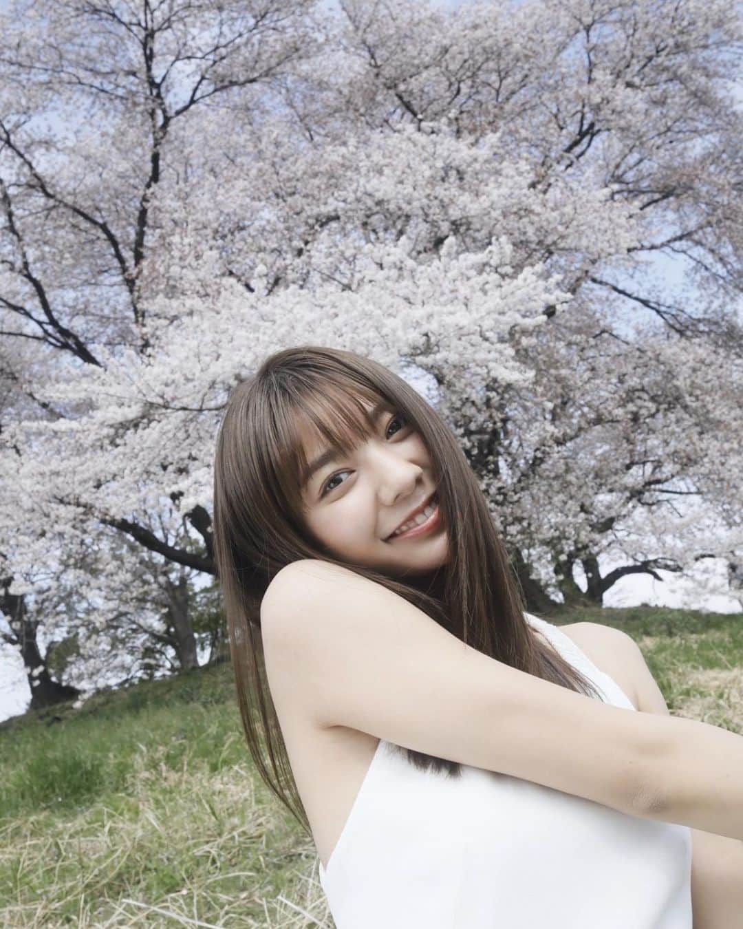 川津明日香さんのインスタグラム写真 - (川津明日香Instagram)「⁡ 桜も咲き始めて 少しずつ暖かくなってますねっ 去年の写真集のときの~」3月30日 18時53分 - asuka_kawazu