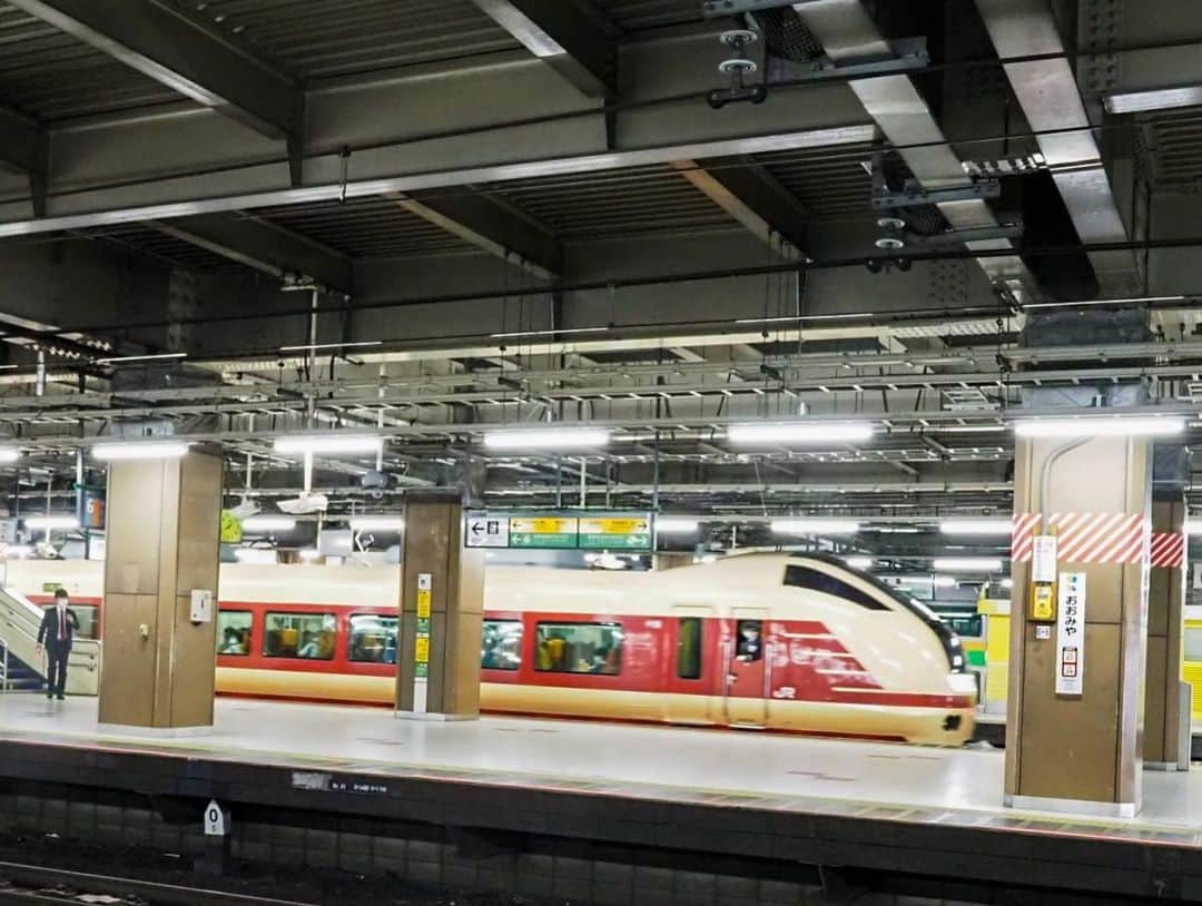 伊藤桃さんのインスタグラム写真 - (伊藤桃Instagram)「【#しなの鉄道 #軽井沢駅 】 さてお次のたびは！ 最近YouTubeにあげたばかりのしなの鉄道さんの旅。 またしても大好き#週末パス をつかって、3/5.6と2日間かけて旅をしてきました。 (YouTubeにものせてるのであとでストーリーにリンク貼るね！) * なるべくは普通列車でいくべく(新幹線は別途特急券が必要なので)大宮までは普通列車。 そしたら大宮駅で… 2.3枚目: 臨時列車に高まるの巻。笑 #e653系 #国鉄特急色 ！ ふぅー🥳 偕楽園の桜の見頃にあわせ、大宮駅と勝田駅を結ぶ、快速列車でした！ * 4枚目: 新幹線でびゅびゅんと軽井沢駅へ 5枚目: 新幹線ホームの号車案内がいつみても可愛くてすき🐇♡ * そして… 6枚目: しなの鉄道さん、軽井沢駅！！ 大正11年竣工のまさに大正ロマンな駅舎。 7枚目: 入口のお出迎えもかわいい。 この木のしか？さん、長野県でよく見かける🦌 * 1.8枚目:  #ろくもん と同じく#水戸岡デザイン の待合室。ここで無料で電車を待てるの、優雅ですよね。 9.10枚目: 併設するのは @primofito.karuizawa というイタリアン✨2021年8月にできたばかりです。 信州の食材ふんだんというお料理、たべてみたーい🥰 * つづくぅー！！ #水戸岡鋭治 #大正ロマン #国鉄色 #国鉄時代 #大正浪漫」3月30日 18時58分 - itomomo_tetsu