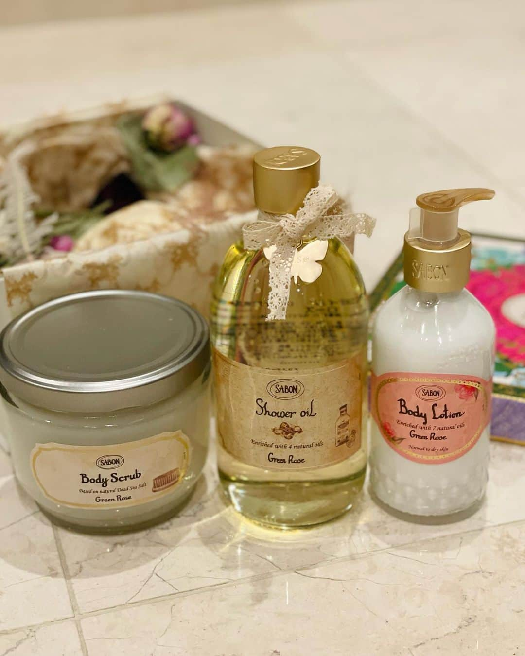 Aoiさんのインスタグラム写真 - (AoiInstagram)「SABONの世界観をたっぷり堪能できる 「SPA」が常設された旗艦店 「SABON l’Atelier SPA」が本日OPEN♡ という事で一足お先にお邪魔してきました😊 @sabon_japan   中目黒の川沿いにある店舗は 店構えから可愛くて入る前から心が躍る🥺 店内は広々としていてSABONのアイテムを 余す事なく体験できるスペースが沢山ありました🌸 可愛いフォトスペースではシャッターボタンを押す指が止まらなかった👍  また、RINとコラボしたフラワーショップも併設されていて 廃棄されてしまう花を永遠に楽しめるようにというコンセプトを元に、可愛いドライフラワー達も一緒に楽しめるよ💐 今だけ限定で見れるフラワーシャンデリアも可愛かった〜❤️  店舗の奥に常設されている完全個室のSPAは 花と緑が溢れる癒しの極上スペース✨ メニューはみんな大好きオールハンドトリートメントとの事なので ご褒美の日に是非施術を受けに行きたいな💕  ギフトBOXにはオリジナルタグやメッセージカードの刻印など 世界に一つだけのギフトが作れる素晴らしいサービスもあるので 大切な人へのギフトなんかにも最適🎁 BOX内にもドライフラワー達がたくさん散りばめられていたので スクラブの瓶を使い終わったらお花達を詰めてインテリアとしても楽しめそう☺️  SABONのアイテムやSPAは勿論のこと、可愛い癒しスペースとエコな発想が素晴らしくて 中目黒に訪れた際には何度でも足を運びたくなるスポットになりそうです💕  #SABON  #SABONlAtelierSPA #sabonad #美容 #スキンケア  #コスメ好きな人と繋がりたい #美容好きな人と繋がりたい#中目黒#ギフト」3月30日 19時06分 - aoioa