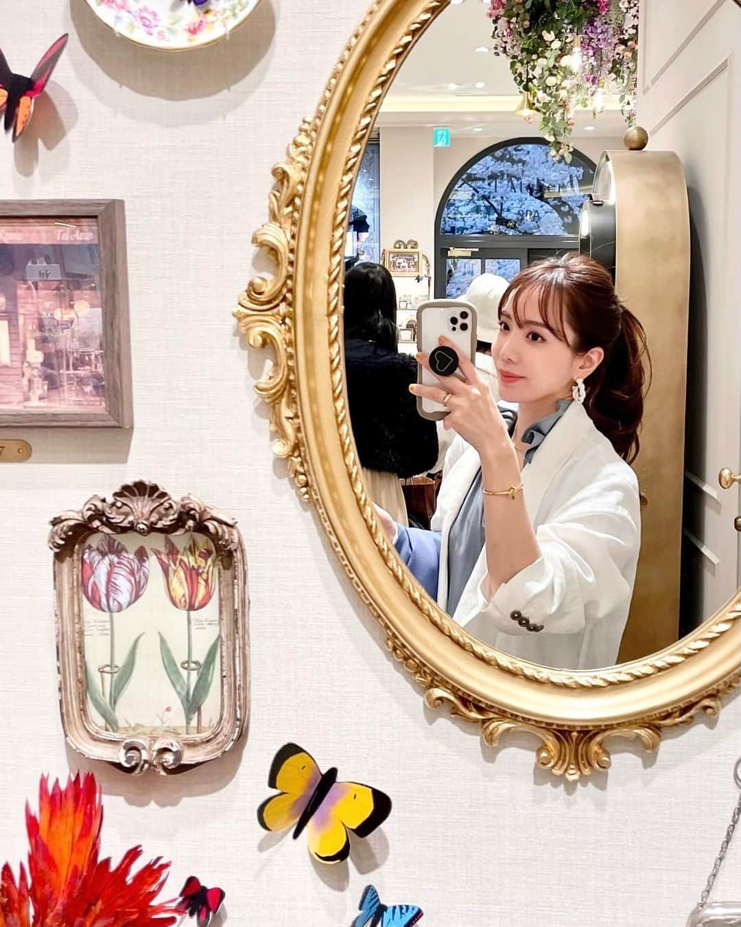 Aoiさんのインスタグラム写真 - (AoiInstagram)「SABONの世界観をたっぷり堪能できる 「SPA」が常設された旗艦店 「SABON l’Atelier SPA」が本日OPEN♡ という事で一足お先にお邪魔してきました😊 @sabon_japan   中目黒の川沿いにある店舗は 店構えから可愛くて入る前から心が躍る🥺 店内は広々としていてSABONのアイテムを 余す事なく体験できるスペースが沢山ありました🌸 可愛いフォトスペースではシャッターボタンを押す指が止まらなかった👍  また、RINとコラボしたフラワーショップも併設されていて 廃棄されてしまう花を永遠に楽しめるようにというコンセプトを元に、可愛いドライフラワー達も一緒に楽しめるよ💐 今だけ限定で見れるフラワーシャンデリアも可愛かった〜❤️  店舗の奥に常設されている完全個室のSPAは 花と緑が溢れる癒しの極上スペース✨ メニューはみんな大好きオールハンドトリートメントとの事なので ご褒美の日に是非施術を受けに行きたいな💕  ギフトBOXにはオリジナルタグやメッセージカードの刻印など 世界に一つだけのギフトが作れる素晴らしいサービスもあるので 大切な人へのギフトなんかにも最適🎁 BOX内にもドライフラワー達がたくさん散りばめられていたので スクラブの瓶を使い終わったらお花達を詰めてインテリアとしても楽しめそう☺️  SABONのアイテムやSPAは勿論のこと、可愛い癒しスペースとエコな発想が素晴らしくて 中目黒に訪れた際には何度でも足を運びたくなるスポットになりそうです💕  #SABON  #SABONlAtelierSPA #sabonad #美容 #スキンケア  #コスメ好きな人と繋がりたい #美容好きな人と繋がりたい#中目黒#ギフト」3月30日 19時06分 - aoioa