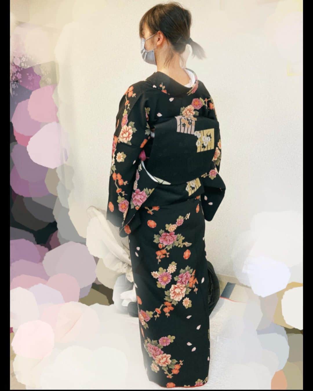 のインスタグラム：「先日の着付けのお稽古😊 まだ素人なので ご容赦くださいませ〜😁 着物の裄って 手首のぐりぐりの所が 一般的ですが、 少し手を動かしたりすると、 素肌が見えがちで 「みじかっっ😄」って、気になったり😆笑 でも、これが普通😊👘 しかし、 先生との会話から 素肌があまり見えない方が良かったり。 お好みで 少々長くても良いようで😄 こちらの小紋は（お洒落着）は、裄長め〜😊👘 訪問着（正装）でも それは、ありなのかな〜🤔？ 次回きいてみよ〜っと😁  そして 帰宅後 もう一度、練習〜😁👘 やっぱり襟がゆるむ😅 ご容赦ください😅  着物は、地味めが好きですが、 この着物は、心弾みます😄👘  お出かけしたくなりました😁👘  🎀自宅写真は加工アプリ使用のため😆笑 反転して右前になっていますが ちゃんと左前で着ています😄笑 テヘヘ〜😆」