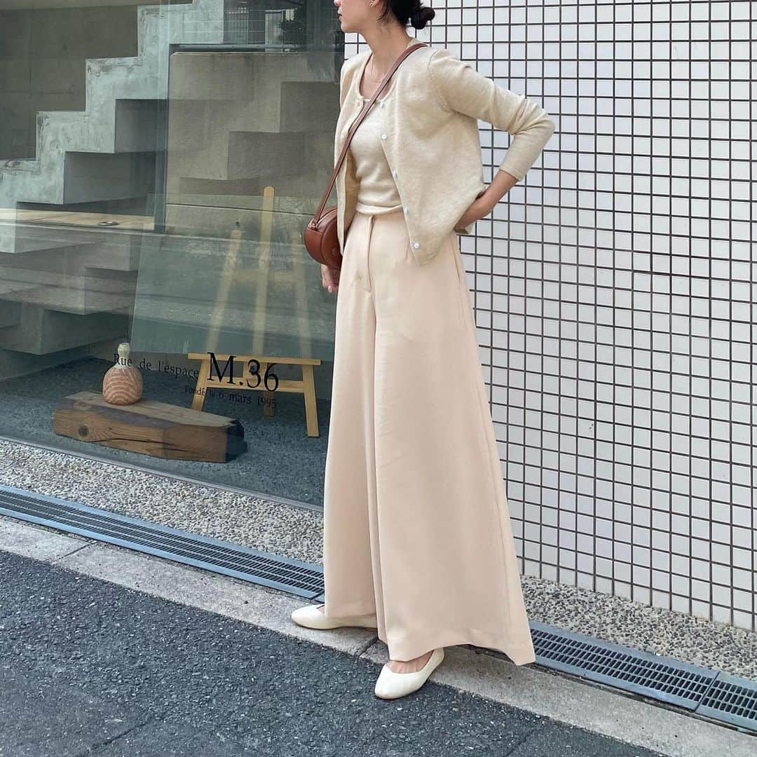 のインスタグラム：「一見 ロングスカートかなって思っちゃうワイドパンツ  この太さ たまらん🥰  tops. #lauir bottom. #clane  bag. #celine  shoes. #senseofplace   . . #today#code#ootd#outfit#fashion#今日の服#コーデ#ファッション#ワントーン#春コーデ」