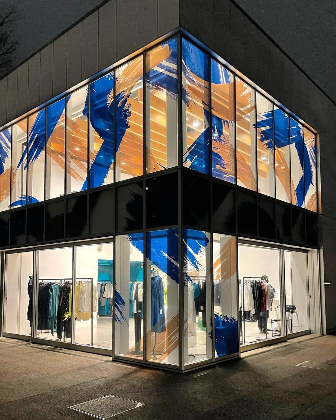 正中雅子のインスタグラム：「4日間限定のMACHATT BLUE world💙💙💙  今回は、代官山という大好きな土地で内装も外装もマルッとデザインを入れて世界観をだせたかな🤤💙  シーズンカラーをメインに💙  お客様やスタッフにもサプライズを込めて☺️🌙  想像以上に夜がいい感じやった🌙  4日間だけなのが寂しいくらいやった。涙🥲  #MACHATT #machattpopup」