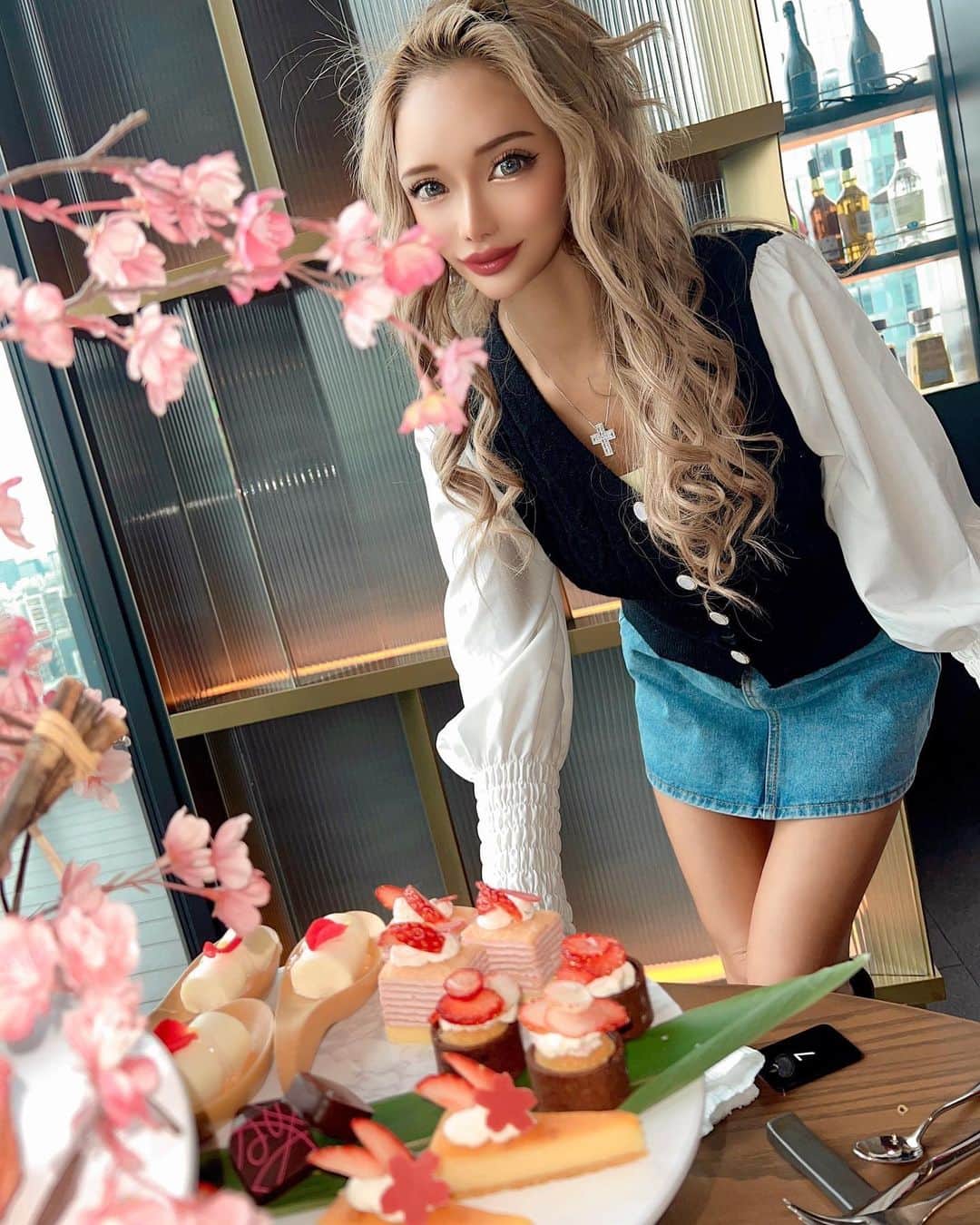 のインスタグラム：「. . There is definitely a superb view cafe here in Shibuya ❤️❤️ It is recommended to experience indoor cherry blossom viewing afternoon tea in the middle of the city 💓🥺 There is also a bar at night and I do dj ❣️ . .大好きな @celavitokyo でお花見アフタヌーンティー🌸してきたょ👏🏻🌼︎💕︎👏🏻相変わらず可愛いいし、美味しくて話も止まらず、女子会盛り上がった⸜( ˶'ᵕ'˶)⸝ . .2人は2年前に共演したTV撮影から仲良くさせてもらってて、久しぶりに集まれたよ💘💖💗💓💞また3人でTV出たいね(*´³`*) ㄘゅ💕 . .YouTube【#アレコレ娘⠀】で見れます( ᵒ̴̶̷᷄꒳ᵒ̴̶̷᷅ )🥺懐かしいなぁ❤✨  . . .#セラヴィ東京 はテラスからの景色がなんといっても絶景で、渋谷のど真ん中から東京を一望しながらご飯できるょ✌🏻 ̖́- . . . . . . . . . . . . #渋谷グルメ #渋谷カフェ #渋谷ランチ #渋谷スイーツ #celavitokyo #shibuyabar #shibuyatoast #アフタヌーンティー #東京アフタヌーンティー #afternoontea #カフェ好きな人と繋がりたい #カフェ活 #カフェバー」
