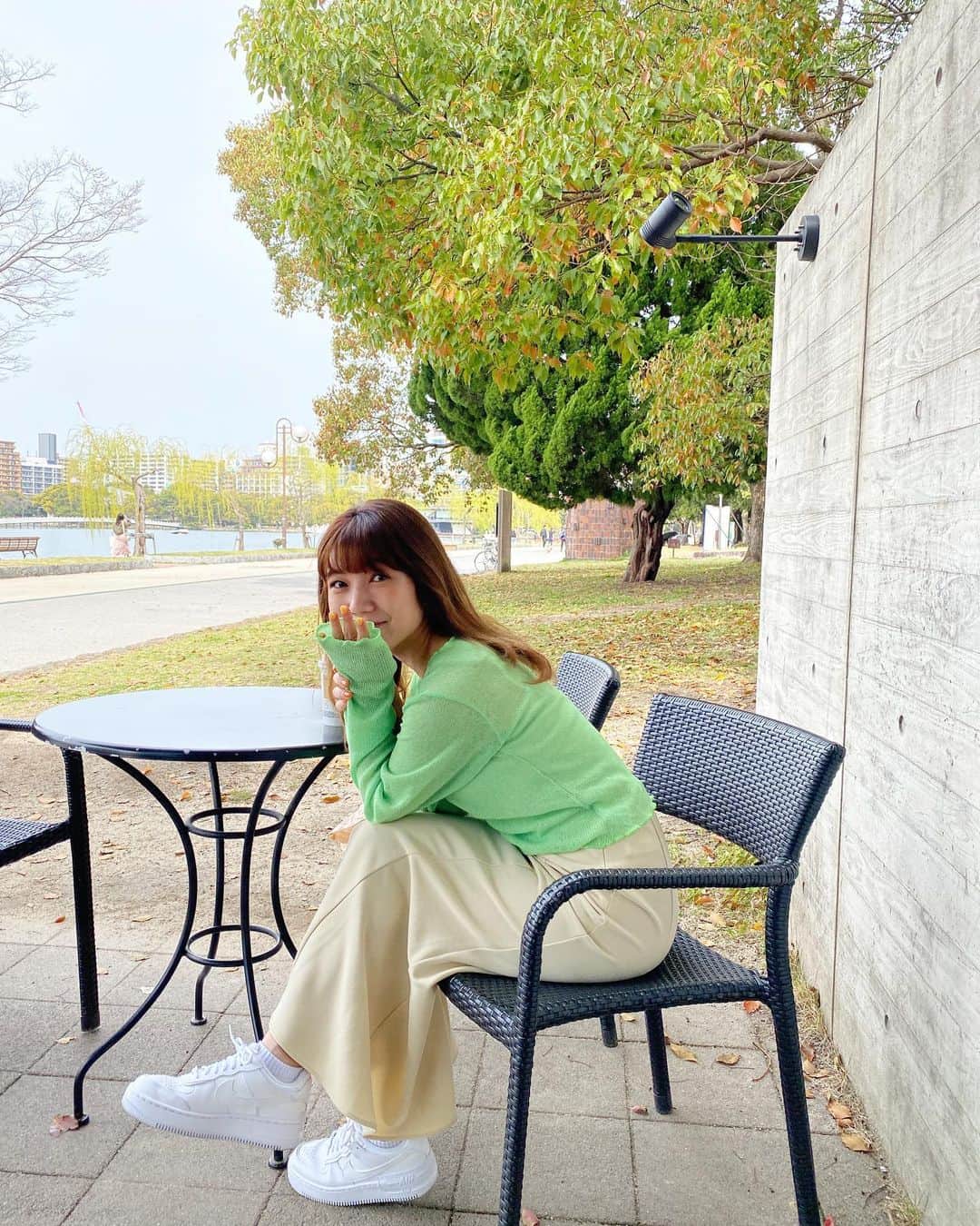 黒田りさのインスタグラム：「💚🤍  #最近嬉しかったこと  去年買った時は靴ずれして痛くてずっと履いてなかったスニーカー！久しぶりに履いてみたら、ぜんぜん痛くなくなってた…🫣🤍 新品みたいにぴかぴかだし、時間が経って私に馴染んだのか、私が馴染んだのか、、どちらにせよ嬉しいことです♪  #スニーカー#大濠公園#スニーカーコーデ#厚底スニーカー#nike#airforce1 #nikeshoes#whitecode#kastane#mystic」