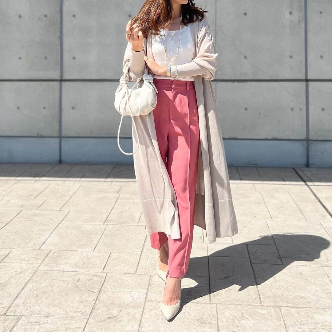 mario_dozonoのインスタグラム：「* 🦙🦩✨ beige ×pink…✔️ * @urs_official でNew inしたシアー素材のカーディガンは、ボリュームスリーブやサイドスリットが抜け感があってお気に入り🥰 * 鮮やかなピンクのカラーパンツも、透け感のあるロングカーディガンとなら上品に着れて👍💕 * 夏も冷房対策や日差し避けとして活躍してくれそう😘 * * cardigan… @urs_official tank top… gu pants… stylevoice bag… zara * * * #urs #ユアーズ #urs_styling #urs_official #タイアップ #シアーボリュームスリーブカーディガン #春コーデ #高見えコーデ #大人コーデ #着回しコーデ #高見えアイテム #トレンドコーデ #カーディガンコーデ #ザラコーデ #ザラ購入品 #スタイルヴォイス #カラーパンツ #カラーパンツコーデ #ジーユーコーデ #ジーユー購入品 #ジーユーマニア #gu新作 #骨格ナチュラル #骨格ナチュラルコーデ #イエベ春 #イエベ春コーデ #イエベコーデ」