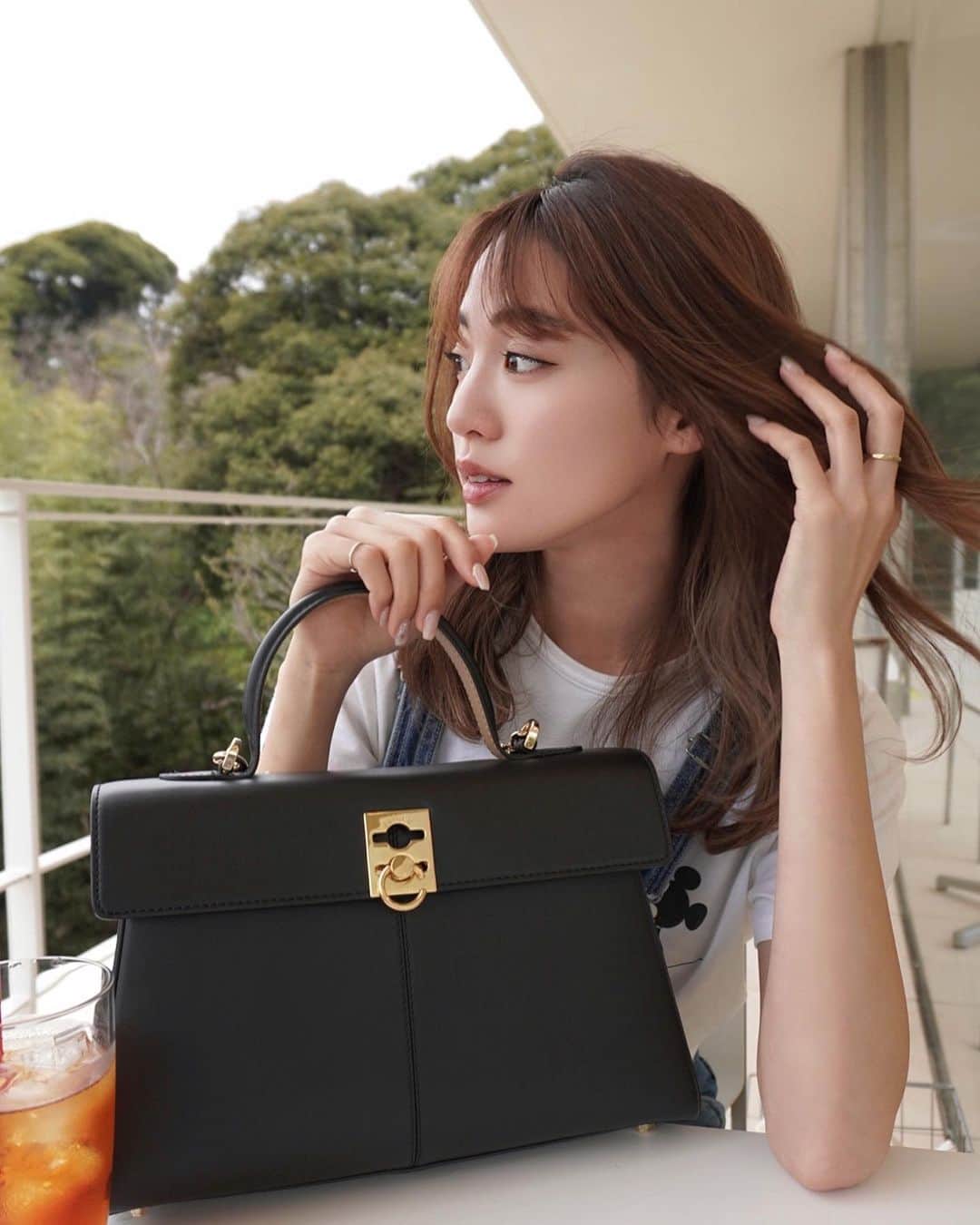 志田友美（ゆうみん）のインスタグラム：「情報解禁まであと２日〜🫠✨ 時間は19時を予定しております♡   新しいバック👜とネイル💅🏽  @cafune.official のバックはずっと狙っててやっと黒ゲットできた〜🫣  ネイルはシンプルなちゅるんネイルに🌿thx♡ @yuuuuuuuko1224   #cafune #mycafune #newbag #newnail #lapisnail #購入品 #カフネ #カフネバック」