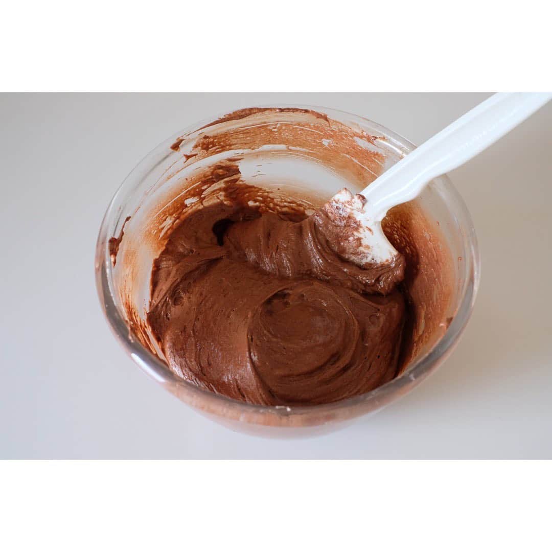 はなさんのインスタグラム写真 - (はなInstagram)「天然生活webにて「ガトーショコラ」レシピが公開されました！カカオ70%のチョコレートで甘さ控えめのガトーショコラが完成😆✨常温だとしっとり、冷蔵庫で冷やすと生チョコのように濃厚な食感が楽しめます😃年度末、疲れた体に沁みるおやつです❤️プロフにURLを貼付。動画は後日アップします！ #はなのお菓子 #天然生活web」3月30日 19時58分 - hanalovestaco