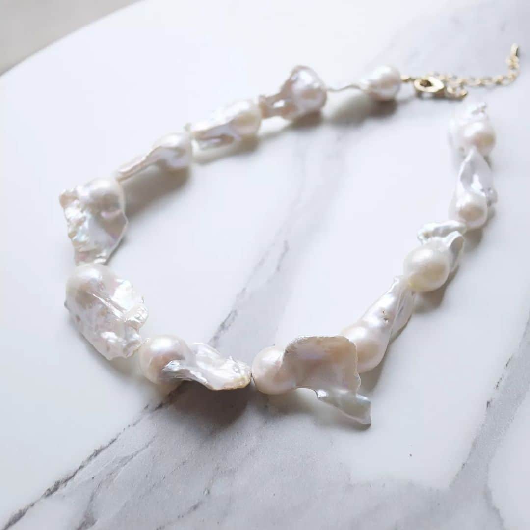 joueri accessory by Eri Sato(@satoeri626)のインスタグラム：「oyster pearl necklace · オイスターパールのネックレス シンプルに繋げただけだけど個性的🦪 · · #joueri#アクセサリー#オイスターパール#パール#バロックパール#ネックレス#パールネックレス」