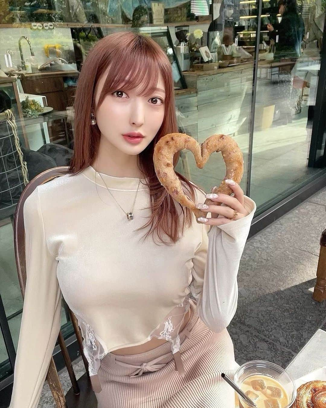 森田由乃さんのインスタグラム写真 - (森田由乃Instagram)「_ 🥨🥐🌸 . . テラスが開放的でぽかぽかでしたん🥺🍃🌸 パンがほんっとに美味しくてまた来たい(^._.^)🌬 . 森田ハートのパン買いがち🥺🥨 . . (ちょっとこの写真むっちりに見えるネ…🫠?) . . . . #lesucrecoeur#ルシュクレクール  #大阪カフェ#大阪ランチ#大阪パン屋#淀屋橋カフェ  #テラス席#カフェ巡り#osakacafe#osakalunch  #春コーデ#ニットスカート#andmary」3月30日 20時05分 - yunono22