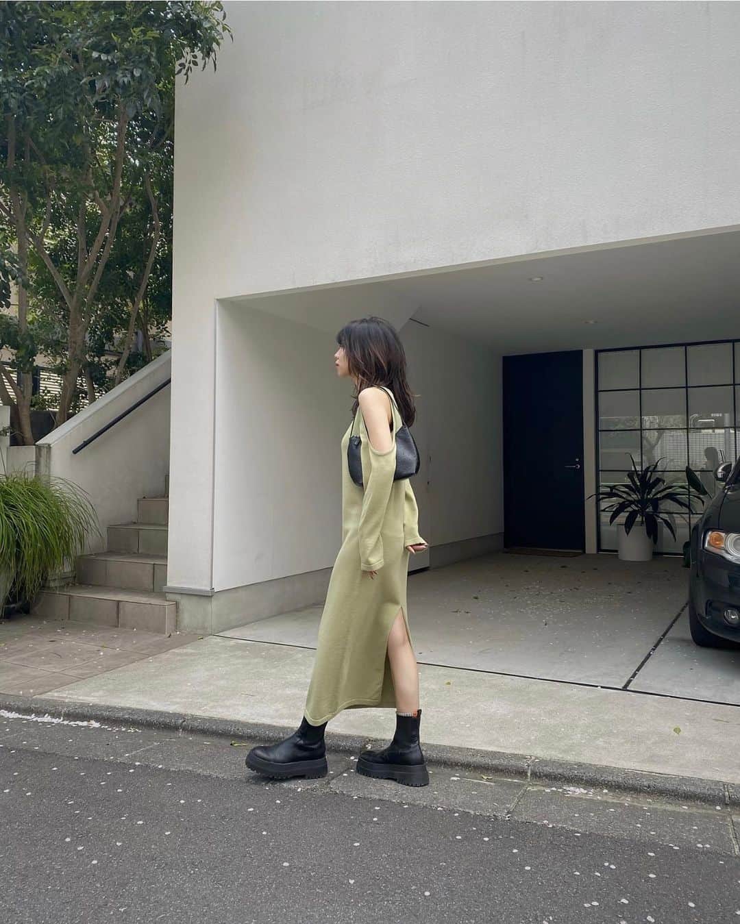 のインスタグラム：「ㅤㅤㅤㅤㅤㅤㅤㅤㅤㅤㅤㅤㅤ このワンピ今週発売なんだけど 本当形も素材も好きすぎて2色ほしい🥹🫰🏻💖 ㅤㅤㅤㅤㅤㅤㅤㅤㅤㅤㅤㅤㅤ ニットワンピだけど、 つるっとした糸でタッチが爽やかなので 今から長く着用できます🤍 ㅤㅤㅤㅤㅤㅤㅤㅤㅤㅤㅤㅤㅤ ☑︎open shoulder long op ¥7,500+tax (4/1発売) ㅤㅤㅤㅤㅤㅤㅤㅤㅤㅤㅤㅤㅤ  #LAGUAGEM」