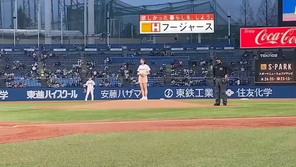 元彼の遺言状のインスタグラム：「本日 神宮球場で開催中の ヤクルトvs巨人戦で、 #関水渚 さんが 始球式を務めました〜‼️  その勇姿をご覧ください⚾️  #元彼の遺言状 #4月11日月曜夜9時スタート #綾瀬はるか× #大泉洋 #月9 #フジテレビ」