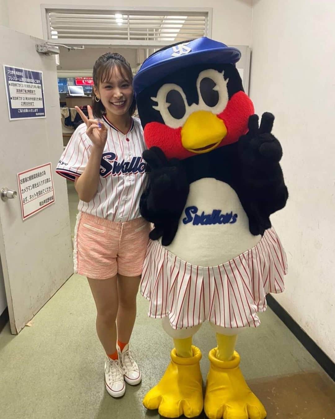 元彼の遺言状さんのインスタグラム写真 - (元彼の遺言状Instagram)「元彼オリジナルのユニフォームで 始球式に臨んでくれた #関水渚 さんです❣️  #つばみ ちゃんと記念撮影も📸  #元彼の遺言状 #4月11日月曜夜9時スタート #綾瀬はるか× #大泉洋 #月9 #フジテレビ」3月30日 20時22分 - motokare_cx_