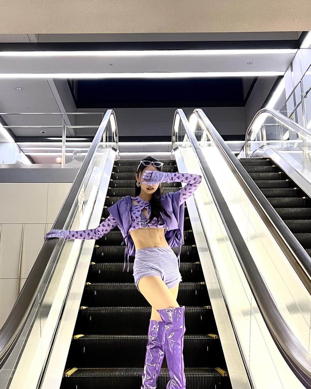 川西莉子のインスタグラム：「. 🪐💜」