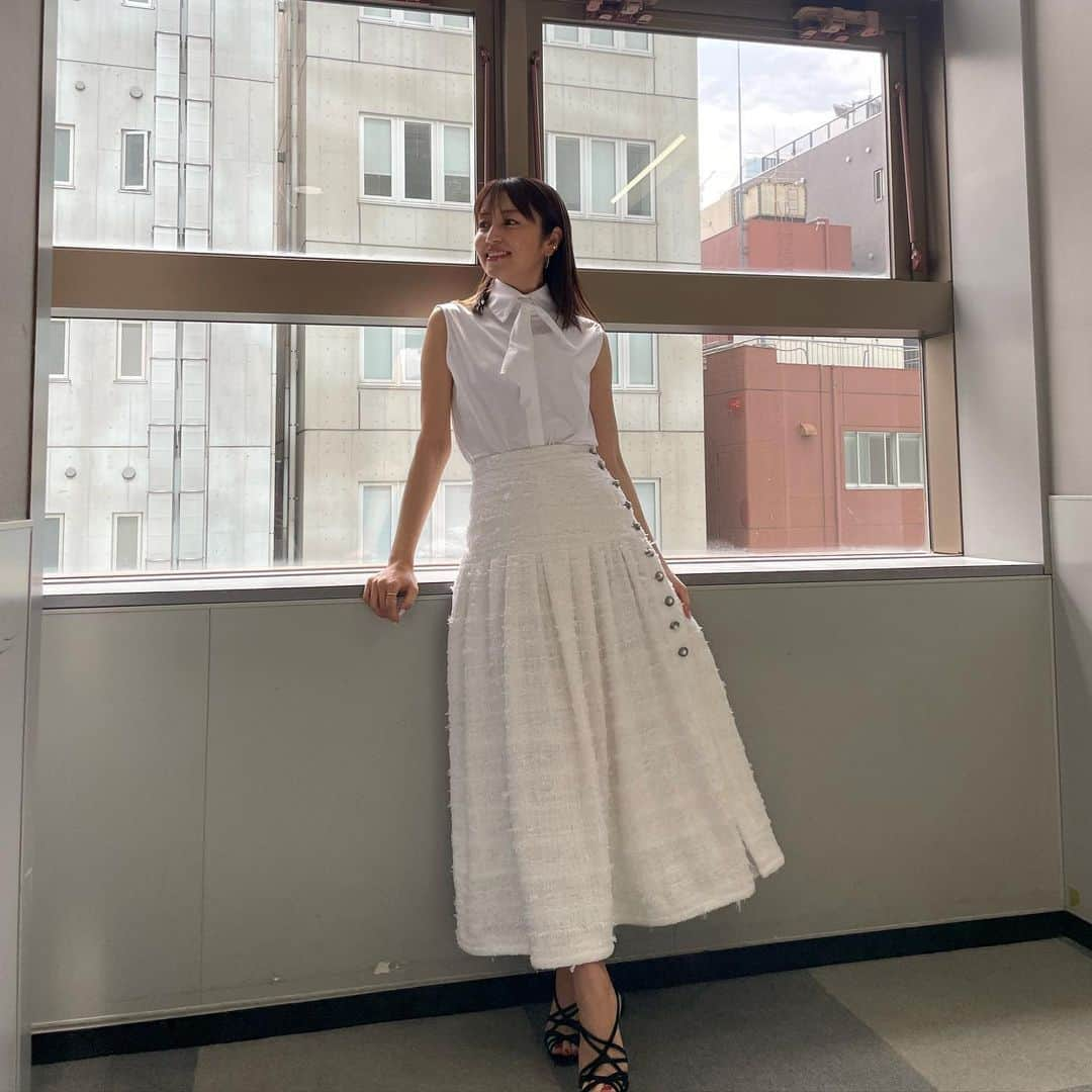 矢田亜希子さんのインスタグラム写真 - (矢田亜希子Instagram)「本日もラヴィット！ ありがとうございました‼︎ そしてラヴィット！1周年おめでとうございます‼︎‼︎ 来週からは2年目に突入です。 ラヴィットファミリーの皆々様は優しさに溢れています♡ これからも水曜日レギュラーとしてよろしくお願いいたします‼︎ 衣装は @madisonblue_official @barneysjapan @hirotakajewelry  #ラヴィット#水曜日#tbs#1周年#あっという間#ラヴィットファミリー#川島さんいつもお心遣いいただきありがとうございます#スタッフの皆さまミロのヴィーナスの香りをありがとうございました😆」3月30日 20時34分 - akiko_yada