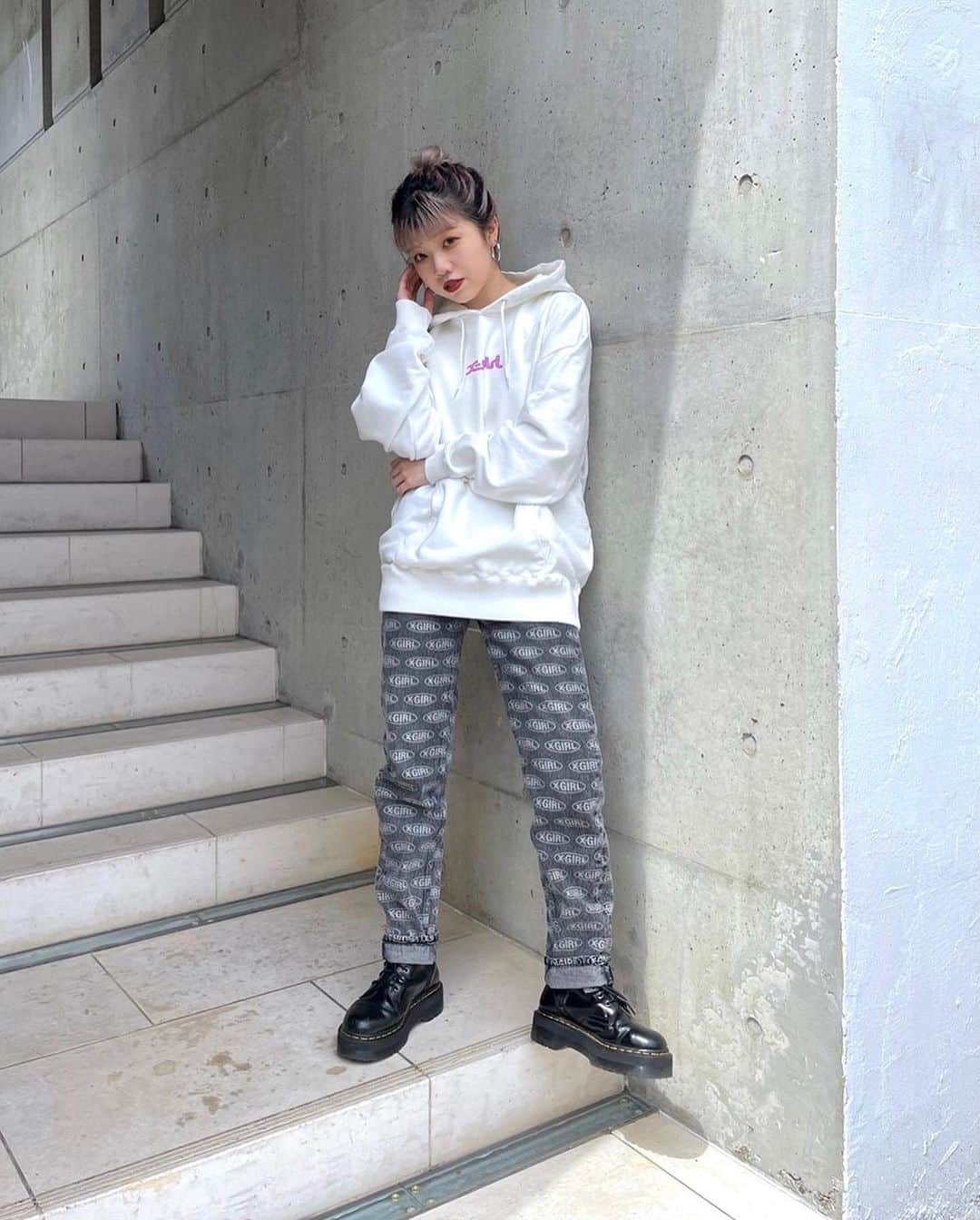 XGIRL_ootdのインスタグラム：「#xgirl_ootd @xxgnamii 155cm 　 X-girl NAGOYA STAFF 　 ------------------------------------ ▪️EARTH AND MILLS LOGO SWEAT HOODIE ￥13,200(税込) ▪️OVAL LOGO DENIM PANTS ￥14,300(税込) ------------------------------------ 　 #xgirl #xgirljp #xgirlus #エックスガール #ストリートコーデ #ストリートファッション #スタッフスナップ #ootd #ootdfashion #outfitoftheday #春コーデ #パーカーコーデ #フーディー」