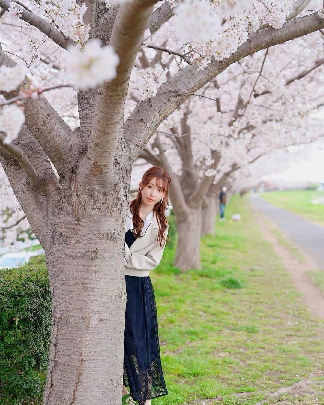 天使もえさんのインスタグラム写真 - (天使もえInstagram)「あまつかと桜。  #天使もえ #天使萌 #可愛い #綺麗 #桜 #土手 #カメラ #ポートレート #スナップ写真 #photography #多摩川」3月30日 20時47分 - l.s.bstar