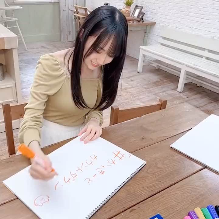 賀喜遥香のインスタグラム：「かきかき中〜〜  #かっきーとカウントダウン   #オフショット動画  #賀喜遥香1st写真集 #タイトル未定 #かっきー写真集 #6月7日発売 #賀喜遥香」