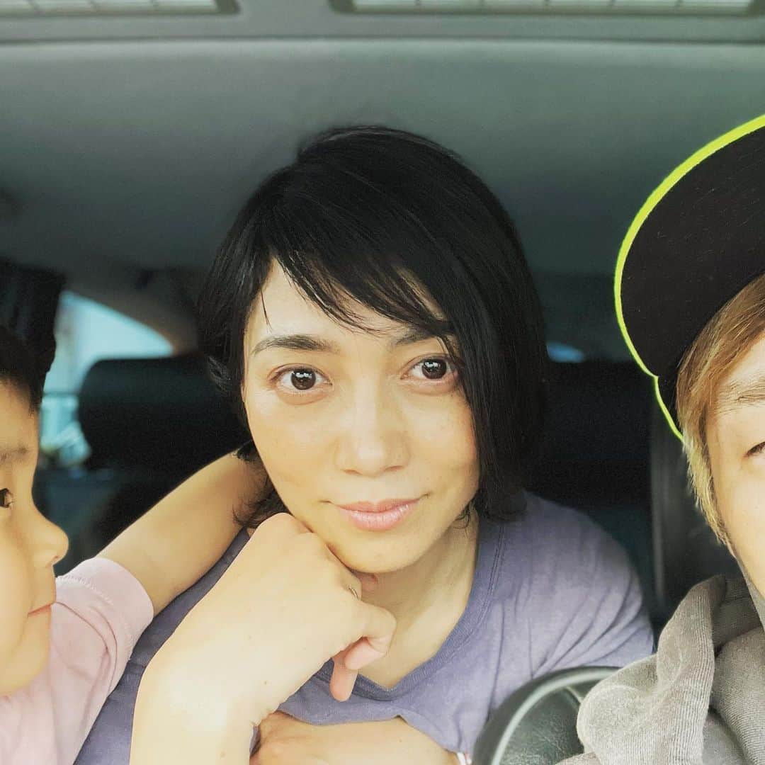 横尾初喜のインスタグラム：「本日はとある撮影だった久美さん。 お化粧がとてもお気に召されたようで ブリってます。 もーすぐ44歳です。  #ママ撮影  #子守しながらリモート打ち合わせ #エンクミ  #遠藤久美子」