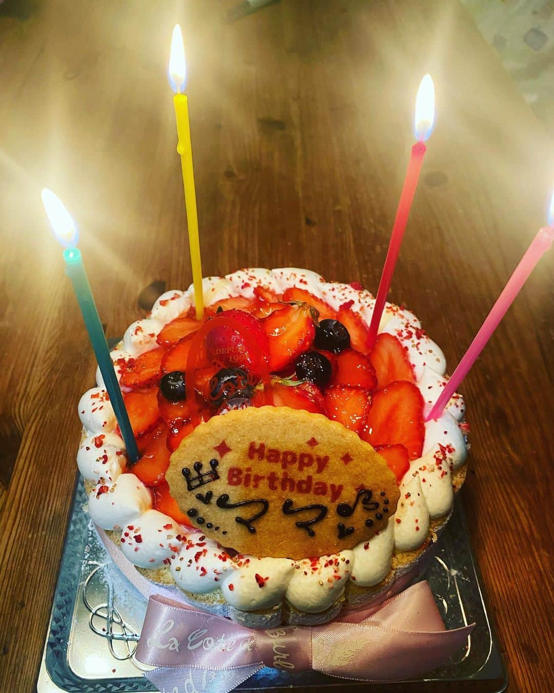 大友愛さんのインスタグラム写真 - (大友愛Instagram)「家族にお祝いしていただいた🎂  #よんじゅー #arigato  2回目のおめでとう。欲しがり屋みたいになってすみませーん😂 家族が揃ったのが本日でした🤭」3月30日 21時09分 - ai_dayooon