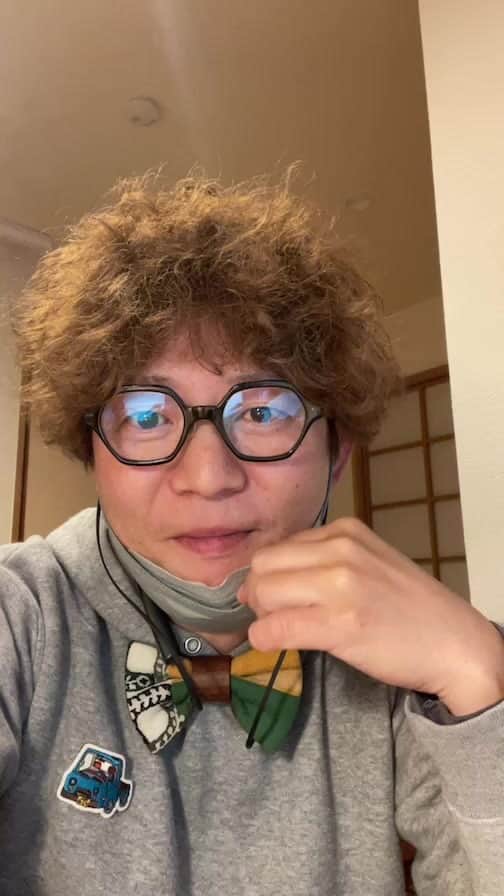 Nstyle建築工房のインスタグラム：「マンションリノベの部屋　41回目  質問①  キッチンにタイルが貼ってある雰囲気がとても素敵ですね。  一つだけ気になるのが、汚れとかお手入れの手間です。  やはりパネルのようなツルッとしたタイプが楽でしょうか？  質問②  二重窓で結露しないと解説してましたが、二重窓は開け閉めが面倒くさそうです。  二重窓以外で何か方法ありますか？  質問③  たまに見てます お三方は『できるだけ全面リノベしたほうが良い』と言われますが、その通りだと思う反面、やはり予算のことを考えるとできる範囲で思ってしまいます。そこで、決断する為に全面リノベでやったほうが良い理由をインスタLIVEで話くれませんか？ 部分リフォームのデメリットも詳しく教えてください  質問④  インスタライブを見て多少古いマンションを購入しても大丈夫な気持ちになりました（笑）。  ただあまりに古いマンションは修繕積立金が高くなるのでしょうか？  質問⑤  リノベーションの相談はどういうタイミングでした方がいいんでしょうか？  また物件探しにはどれくらい時間がかかるでしょうか？  子供が小さくて（今２歳）小学校までに決めたいと思ってます。  ＃マンションリノベーション #木のマンションリノベーション #藏家 ＃マンションリノベ」