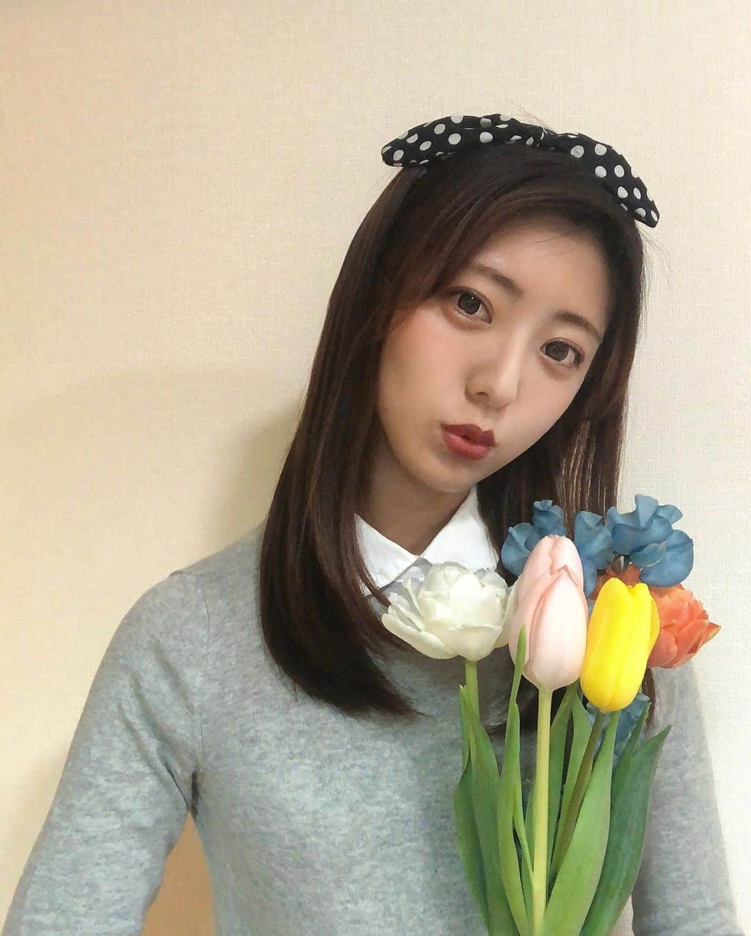 のインスタグラム：「💐 . カラフルなお花のお陰で 家が明るくなります☺️💗 . #春 #チューリップ #花のある暮らし」