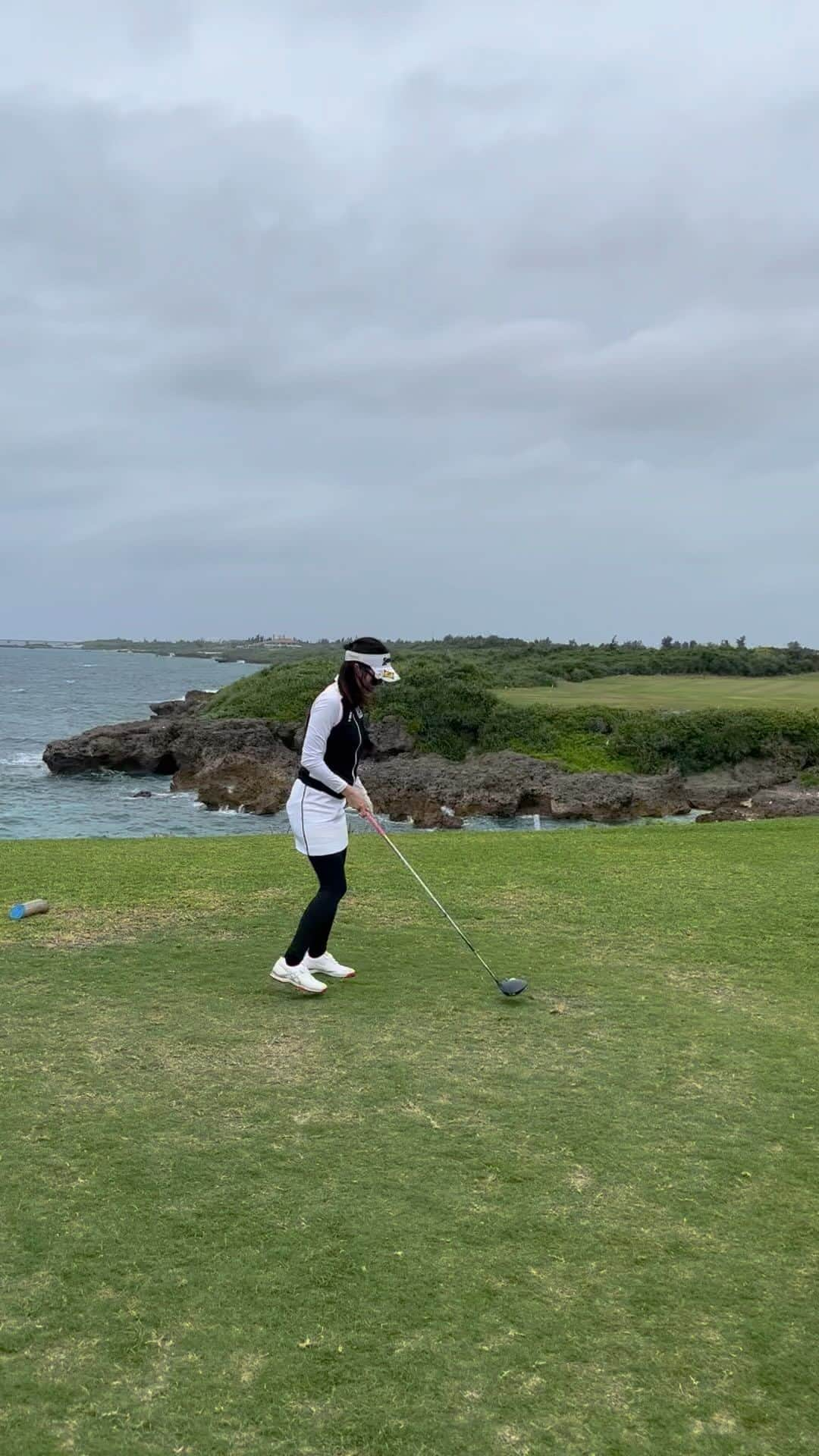 松原果音のインスタグラム：「海がすぐそばで風がすごかった🥺🥺⛳️  . #ゴルフ#ゴルフ女子#ゴルフスイング #ライジングレディースゴルフtv #ゴルフタイランド#心斎橋ゴルフスタジオ」