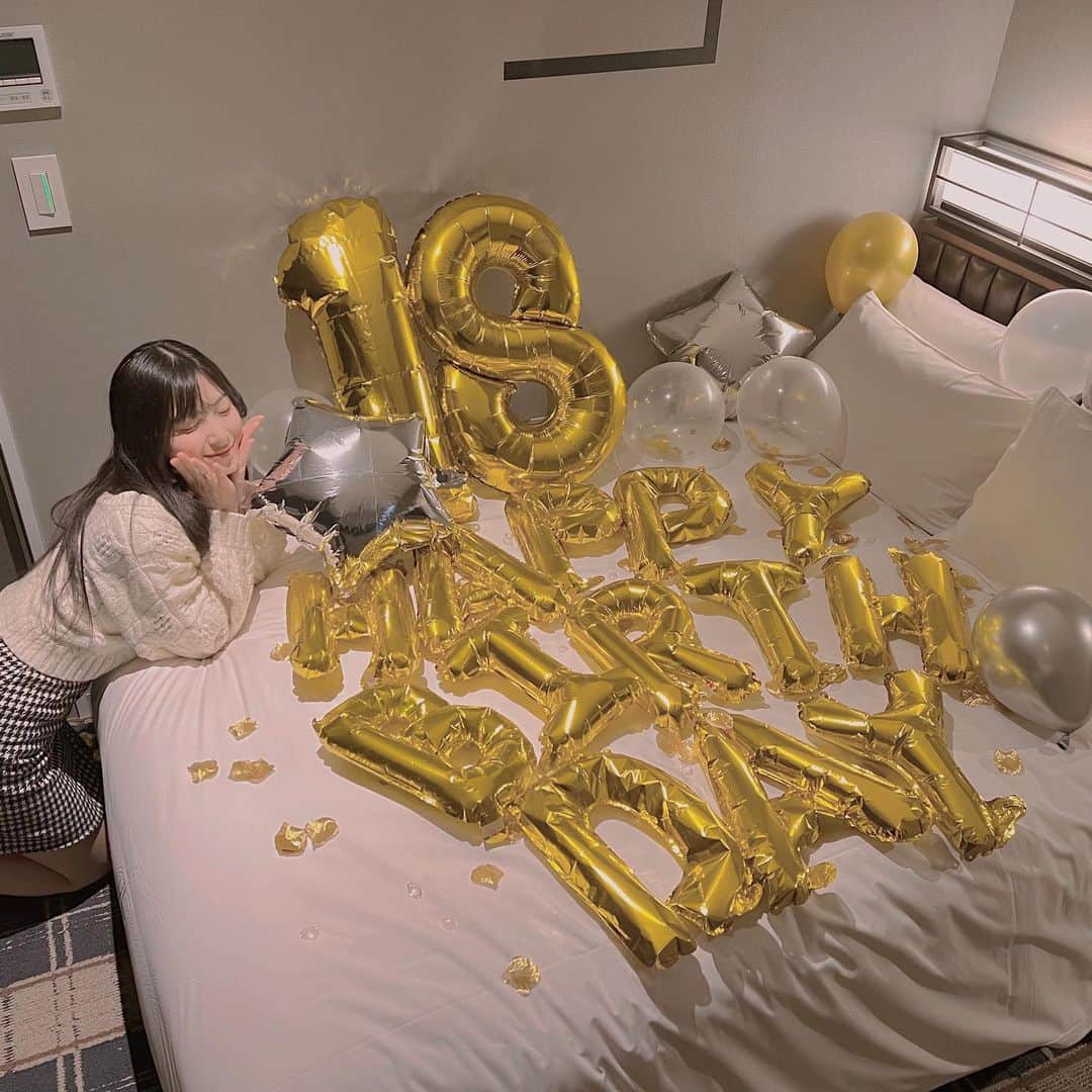 栗田桃花のインスタグラム：「18歳になりました🥳 大好きな親友が0時ぴったりにお祝いしてくれてとっても幸せです(⑉• •⑉)❤︎  18歳の栗田桃花もよろしくお願いします♡ ・ #誕生日サプライズ #誕生日 #birthdaygirl」