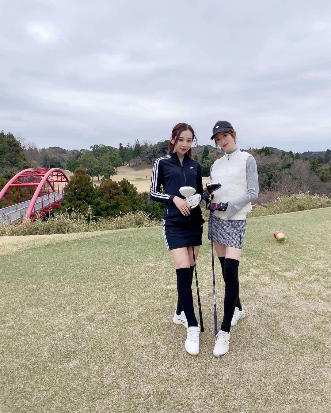 松山英礼奈さんのインスタグラム写真 - (松山英礼奈Instagram)「あづあづとゴルフ行ったよ🏌️‍♀️⛳️💓  桜満開で綺麗だった😆🌸💖  初めて行ったんだけど、 ご飯美味しいし🌶 🐨沢山いて可愛かった💓  100切ってから 8ヶ月ぶりのラウンド⛳️🌞 スコアはボロボロだったけど😇🤣 行きから帰りまで本当に楽しかった😆😆🎶❤️❤️  暖かくなってきたので 沢山ラウンド行きたいな♬💓🌼  練習も沢山頑張ります🏌️‍♀️⛳️❤️‍🔥  #golf #ゴルフ #ゴルフ女子  #ロッテ皆吉台カントリー倶楽部  #🏌️‍♀️ #⛳️ #🐨」3月30日 21時31分 - hiiiiiiii0802
