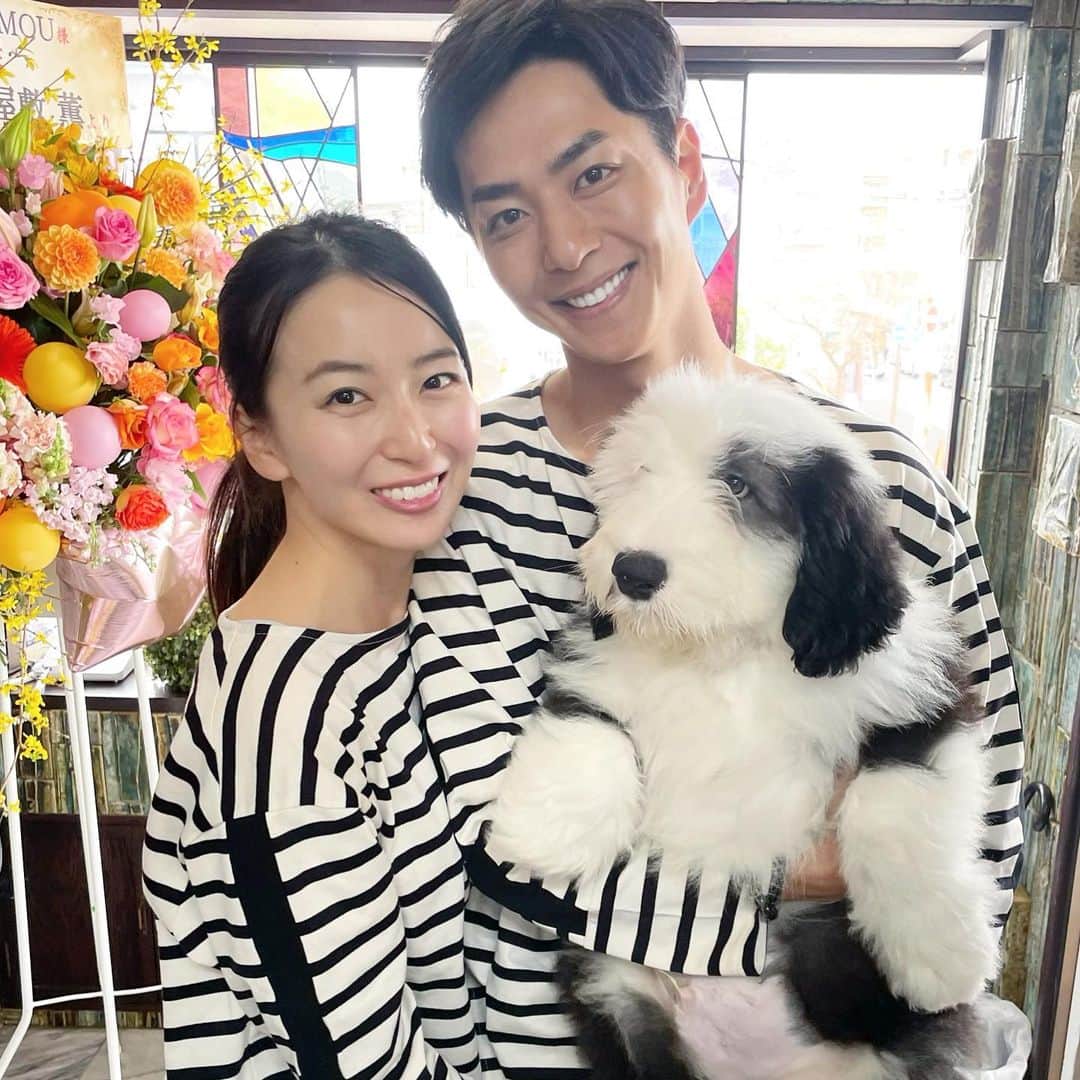 岩間恵のインスタグラム：「しんやくんの誕生日💓  最近バタバタでプレゼント間に合わず。 その代わりに大好きなわんこ🐶と たくさん触れ合ってもらった笑  全部楽しんでくれて喜んでくれて良かった！ ここまで優しくてピュアで真っ直ぐな人ってなかなかいないと思うので、35歳になってもこのままでいて欲しいです笑  あ、もう少し片付けできるようになったら 更に素敵だと思います笑  おめでとう❤️」