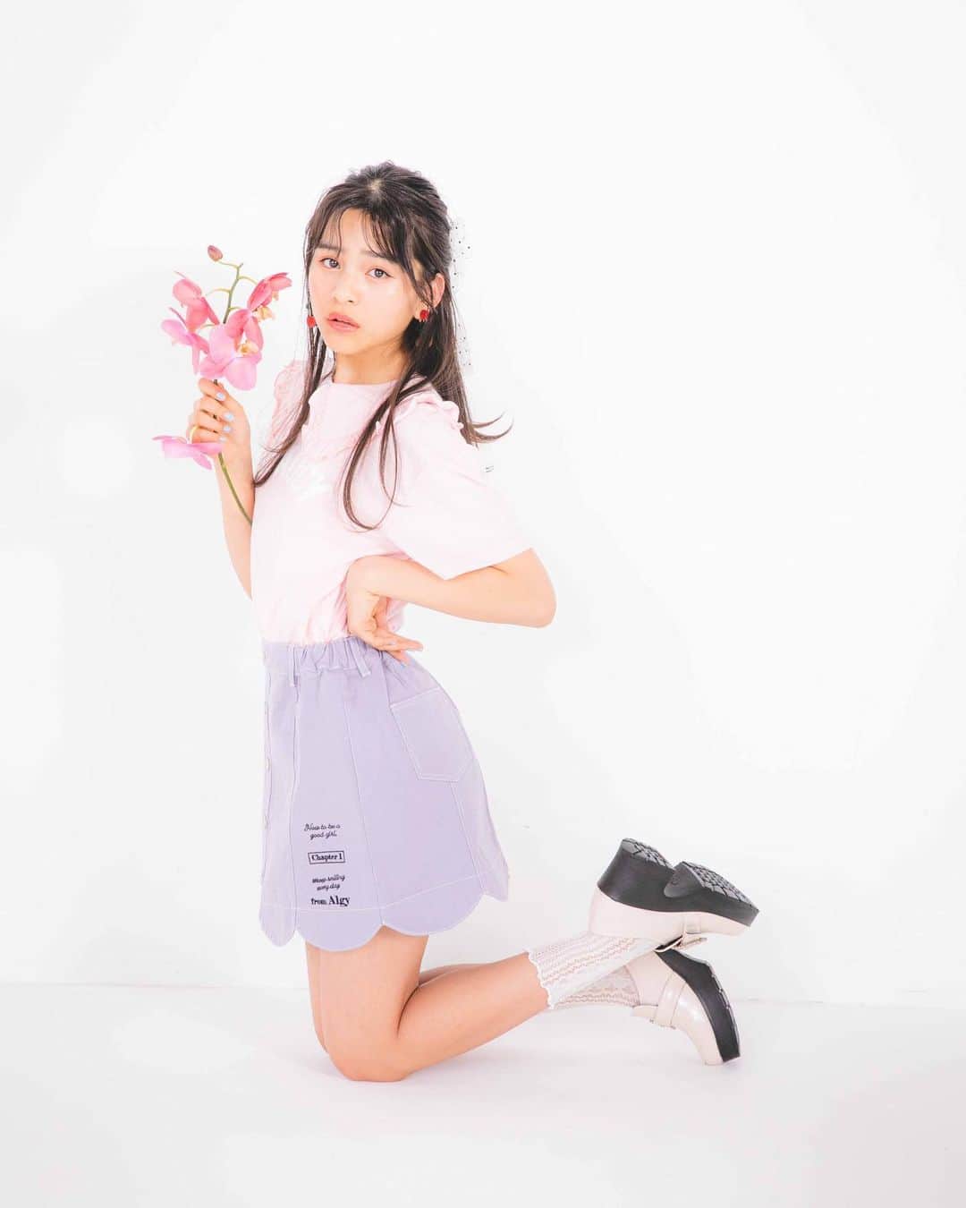 ニコ☆プチのインスタグラム：「🌻💜  4月号「プチ㋲のまるみえプライベートFinal」では、 コハナに超ロングインタビューを実施🌼💛  小4からプチ㋲になって、 たくさん考えたコハナの 「今」の気持ちがつまってるよ🤍💭  ニコ☆プチネットで少しだけ記事を公開中✏︎✨ ぜひみんなチェックしてみてね🥳💛  #有坂心花  @kohana_arisaka」