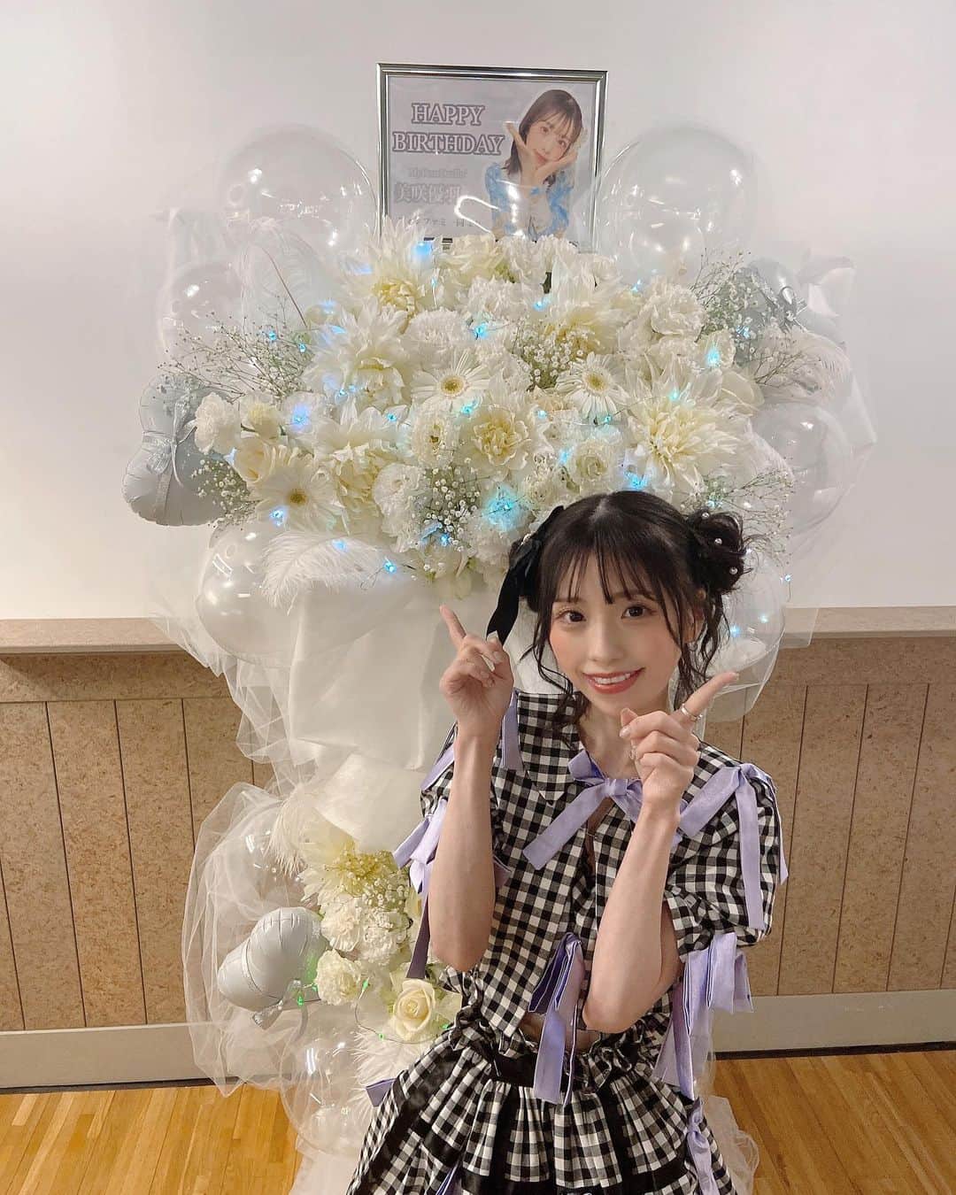 美咲優羽のインスタグラム：「. . . 白で綺麗なスタフラ🤍素敵だったなぁ😌ほんとにありがとう。  衣装もいつものイメージにはない紫を敢えて選びました！ゆーの違う一面見れたかな？☺️  . . #生誕祭 #スタンドフラワー #衣装#アイドル衣装 #ヘアーアレンジ #アイドルヘア #粉我 #selca #selfie #셀카 #셀카그램 #today #ootd #dailylook #instagood #instalike #instafashion #followme #インスタ映え　#アイドル #japanesegirl # #japaneseidol#japanesegirls #地下アイドル好きな人と繋がりたい」