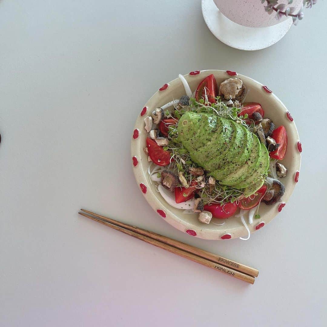 ひよんのインスタグラム：「🥗🥗🥗  この前作ったサラダ！ ダイエットのために食べたけど、普通に美味しくて ひよん丼みたいに食べまくりたい🤭💓 新玉ねぎ美味しい😍✨  ✍️材料 新玉ねぎ ブロッコリースプラウト トマト アボカド しいたけチップス オリーブオイル 塩胡椒  #ひよんゴハン #ダイエットゴハン #サラダ #ひよん丼 #ひよサラダ #ダイエット」