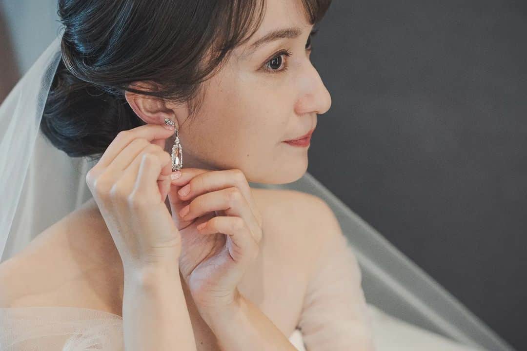 白井珠希のインスタグラム：「*⁡ ⁡*⁡⁡ ⁡少し時間があいてしまいましたが…⁡結婚式の写真をもう少しだけ… ⁡イヤリングは涙型の揺れるタイプをチョイス。⁡ ⁡上品でありながら、お顔周りを華やかにしてくれました…✨✨ ⁡*⁡ ⁡*⁡ ⁡#結婚式 #ウェディングドレス  #ウェディングヘア  #ウェディングフォト  #ウェディング小物 #ウェディングメイク #モデル  #白井珠希 #ティアラ  #結婚 #結婚式ヘアアレンジ  #コロナ禍  #ウェディングアクセサリー  #ウェディングモデル #イヤリング」