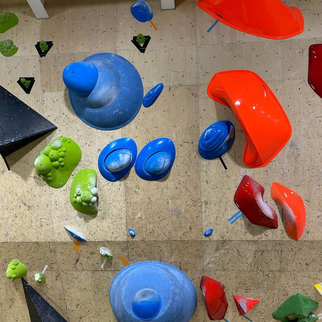 堀創さんのインスタグラム写真 - (堀創Instagram)「CLIMBERS MARKET in @bpump_ogikubo   @pump_onlineshop  @sundanceoutdoors.jp  @evolv_japan  の3社で行う体験型の展示会！！  最新ホールドのみで構成されたコンペ壁のスペシャルセット。 MAD ROCKとevolvの2メーカーを　の試し履き。 そして何と言っても特別展示のキルターボード！！！ とにかくカッコ良すぎる！！！ 4／1までの期間限定だけど絶対触って欲しい！！！  展示会自体は4／3までやってます。 クライマーにとって気になる商品盛り沢山なのでお見逃しなく！！  Climbers Market is our new trade show . You can be experienced new shows , some problems of new holds , full size kilter board , etc.  #climbing #climbersmarket #bouldering #cheeta #kilter #kilterboard #flathold #blocz #unitholds #360holds #rockcity #organicclimbing #soill #frictionlabs #クライミング #ボルダリング」3月30日 22時05分 - tsukuru_8611