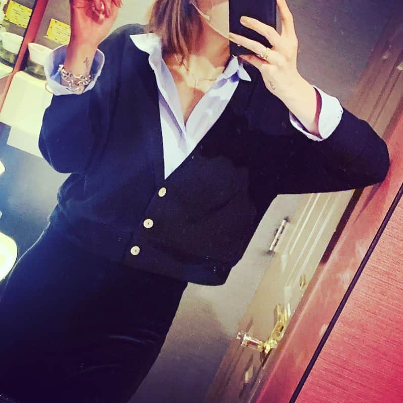 LiLyのインスタグラム：「卒業式に息子が 着たシャツ、 私の私服に🌸  ショート丈 カーディガン 好き。▶︎ @searoomlynn_official」