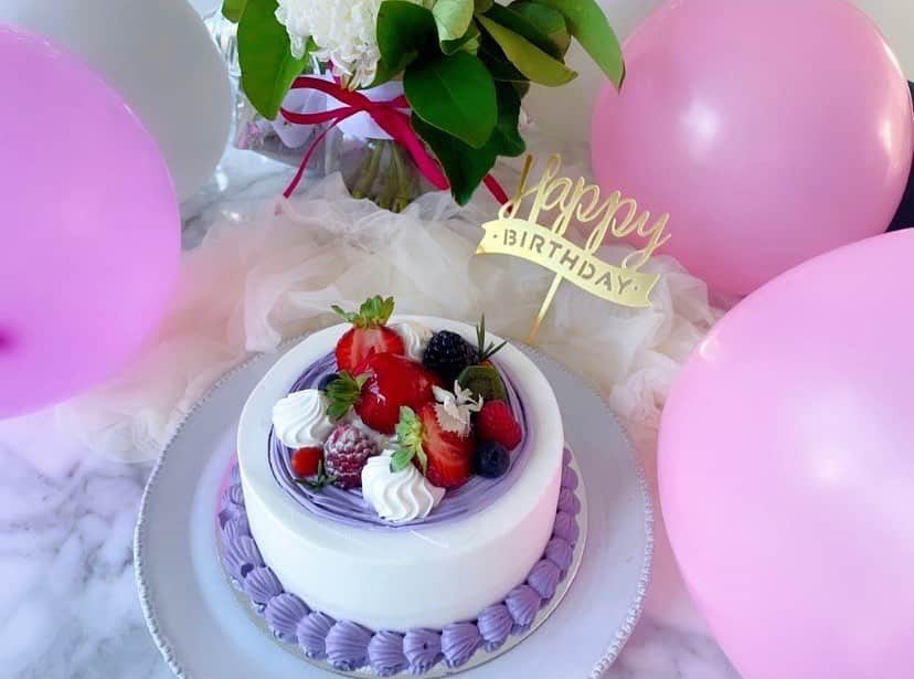 信長ゆかりのインスタグラム：「. 🎂  皆様のおかげで素敵な一年を過ごせました。  ありがとうございました🤍  まだまだ未熟者ですが、 大人になるって最高に楽しいです☺️🥰  周りにたくさん感謝しなくてはね！  これからも末永くよろしくお願いします🧸 #お誕生日」