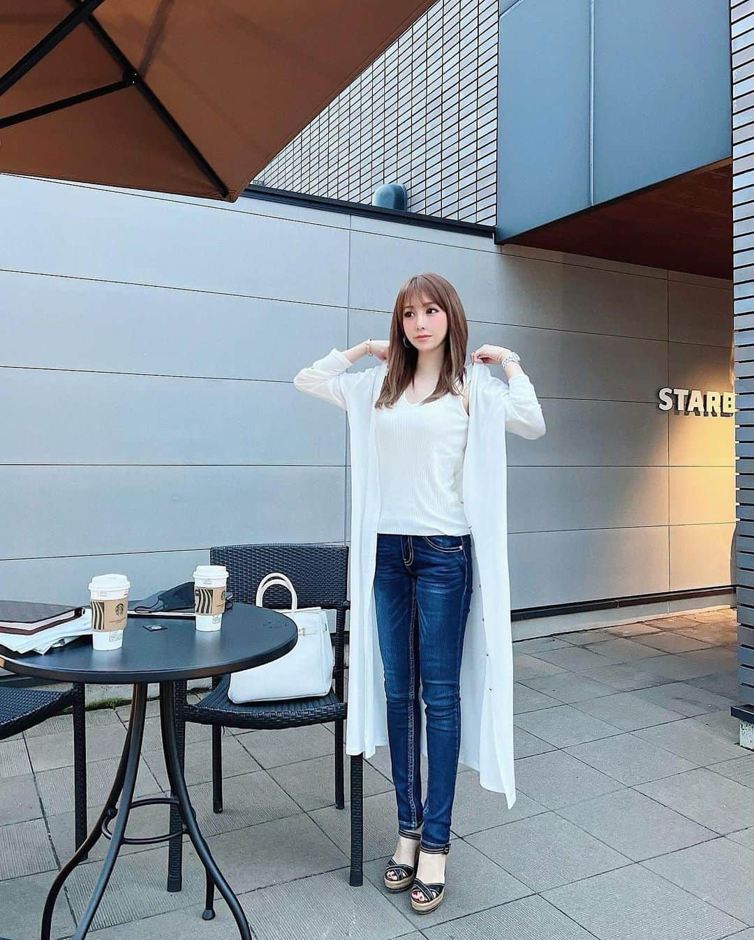 桃華絵里さんのインスタグラム写真 - (桃華絵里Instagram)「Today's  look👩🏼‍💻🤍👖  髪が伸びてきて 今くらいの長さが 良い感じです ✂︎  カラーが すっかり退色したので そろそろトナーしたいな✨  明日は 新作＆再入荷が 6型発売♡  TシャツロンTご予約は 4/1までです😊✌︎   今年も 沢山のご予約をいただき 誠にありがとうございます🤍🤍🤍  #mocoas #fashion #ootd」3月30日 22時32分 - _momoka828_