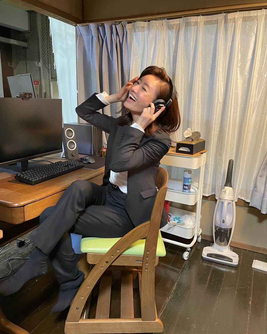 名探偵ステイホームズのインスタグラム：「一昨日投稿したアタルのPC前をジャックした #松本まりか さん‼️ だんだんノリにノってきて楽しそうにしてます❣️❣️😆😆✨ チャーミングな #松本まりか さんが、名探偵ステイホームズを盛り上げてくれてます‼️‼️✨✨ #名探偵ステイホームズ」