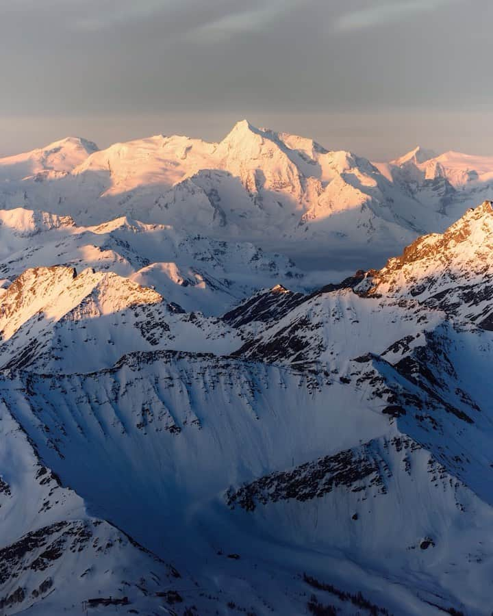 ニナ・カプレツのインスタグラム：「So cool that the #arcteryxacademy is back in Chamonix from June 30 - July 3. I can’t be there personally because I’m supposed to give birth on July 1., but it’s absolutely worth to go and to learn from the bests 👌👌👌  The registration for the clinics are open NOW. Click on the link in bio to check the 40 different clinics and to book yours!  Thanks @arcteryx to make this event possible. @arcteryxacademy #arcteryx」