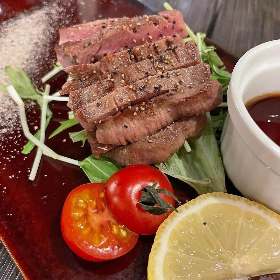 おぎたともこさんのインスタグラム写真 - (おぎたともこInstagram)「お肉食べた٩꒰ ˘ ³˘꒱۶~  お肉このみーーー わさびとか、しょうゆとか塩とか楽しめる♪  全部おいしい 野菜もおいしくて、付け合わせのミニトマトも違うーー  《インカのめざめ》っていうじゃがいものじゃがバターはじゃがいもの味が濃くて甘くて友達の激推し✨  3回行ったけど毎回おいしい♡ いまだに、ステーキの下の食パンを食べるのか迷って小声でミーティングする  #このみ #おぎたともこ #広島グルメ #広島ステーキ #ステーキ #ビーフステーキ #ビーフステーキニューカルネ #流川」3月30日 23時14分 - konomiogitatomoko