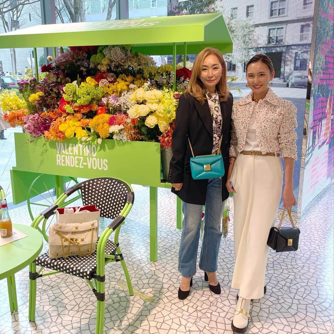 木村安梨沙のインスタグラム：「この度、大変光栄な事に母と 大好きな @maisonvalentino の新作の #OneStudBag のアンバサダーに選んでいただきました✨ 母と色違いなので借りたいと思います🫶🏻 昔からブログやインスタを見ていただいてる方は ご存知だと思いますが 小さい頃から母が着ていたり持っていたりする VALENTINOの服やバッグが大好きで 中学生の頃から母の見よう見まねでマネしてみたり。 VALENTINOのアイテムを身につけるだけで パワーが湧いてきて大人な自分になれる気がして。 いつも大事な日には必ずと言っていいほど VALENTINOのお洋服を着ています。 お洋服を買いに行っても 気付けばスタッズが付いてるものを手に取ってたり、、 大きくなって母とパリでショーを見に行って パリのショップで買い物したり それだけでも夢が叶ったと思っていたのに また１つ夢が叶いました。 いつの間にか大好きで憧れのブランドでした。 そんな大好きな @maisonvalentino さんに 今回選んでいただけたことがとても幸せ。 宝物です。 大きくなったら👶🏻に自慢しよう🤭❤️笑 ありがとうございました💗✨」