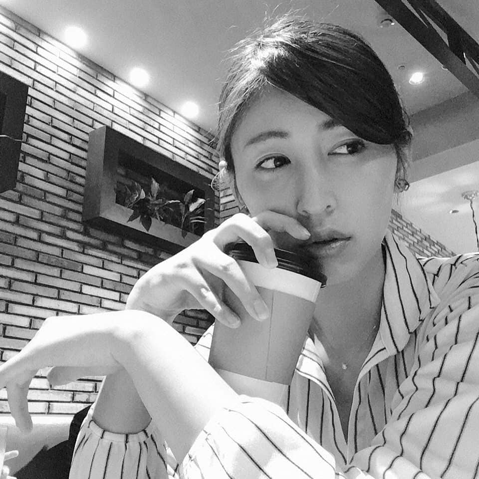 長谷部瞳のインスタグラム：「Coffee time☕️  #仕事服 #会社帰り #オフィスカジュアル #仕事終わりの一杯 #ブラック飲めない」