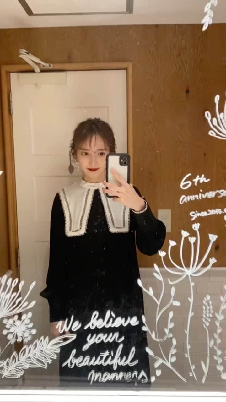 平木愛美のインスタグラム：「ちなみにさっきポストしてたのの、正面verは動画でこんなかんじっ。🧚‍♂️🧡  "可愛い髪ちゃんと写ってる！？！？" と。気にしながら撮ってる。笑🤳selfie  ほんと可愛いかったんよお。 動いてても可愛い。髪。 まなえさん天才💖👼 @manae_violet   そしてお手洗いまで素敵な空間のサロン。violet！！！ @violet_hairsalon  私は表参道にずっと通ってるけど、名古屋・横浜にもあるのでお近くの方はぜひ💕  めずらしく、二連続postしてみました、、🌼」