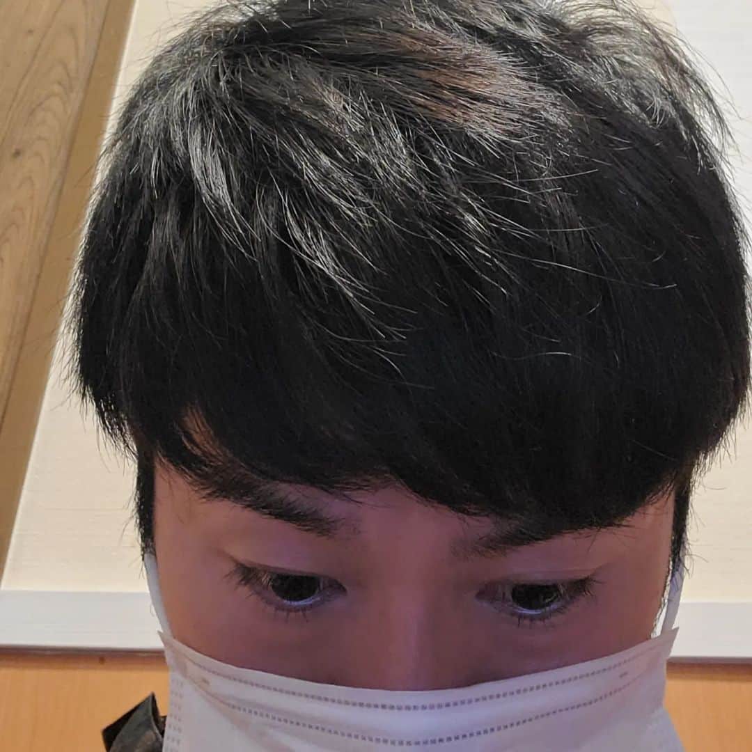 山本崇史さんのインスタグラム写真 - (山本崇史Instagram)「風呂上がりのボサボサとボーボーのひげへのエールありがとうございます。  丁度、翌日散髪行ったから根こそぎ剃ったぜぃ。  1枚目は切る前 2枚目は切った後+ドヤ顔  #美容室より床屋派 #散髪 #切る前と切った後」3月30日 23時24分 - tkcnophoto