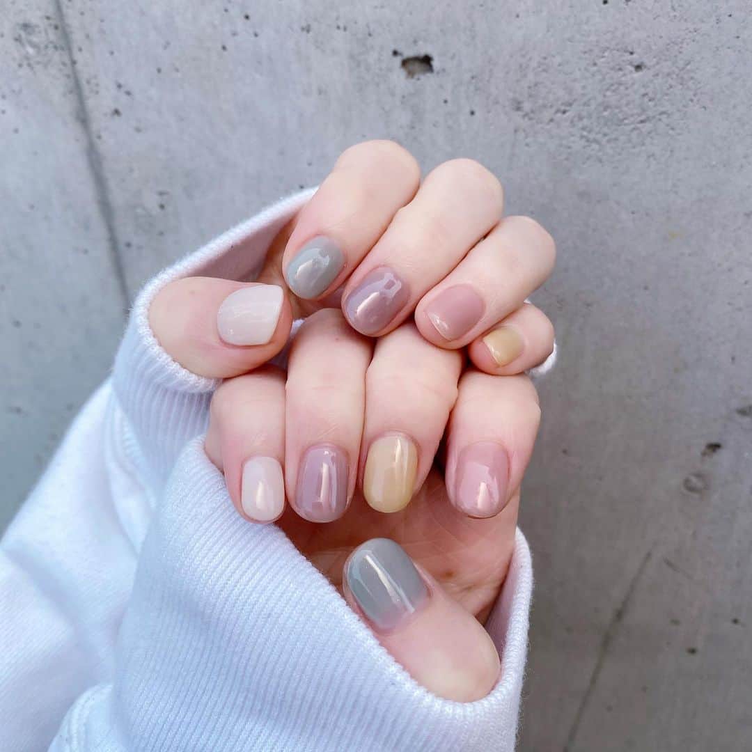 のインスタグラム：「🎨🫖🌷🍭🍬🌼  new nail💅  ぷるんっとした 淡いカラーが可愛い…♡  @nails.by.hitomi  松井ちゃんいつもありがとう♡  来月で最後なんて寂しすぎる…！ 最後のネイル何にしようかもう考えてる🥲  #nail #nails」